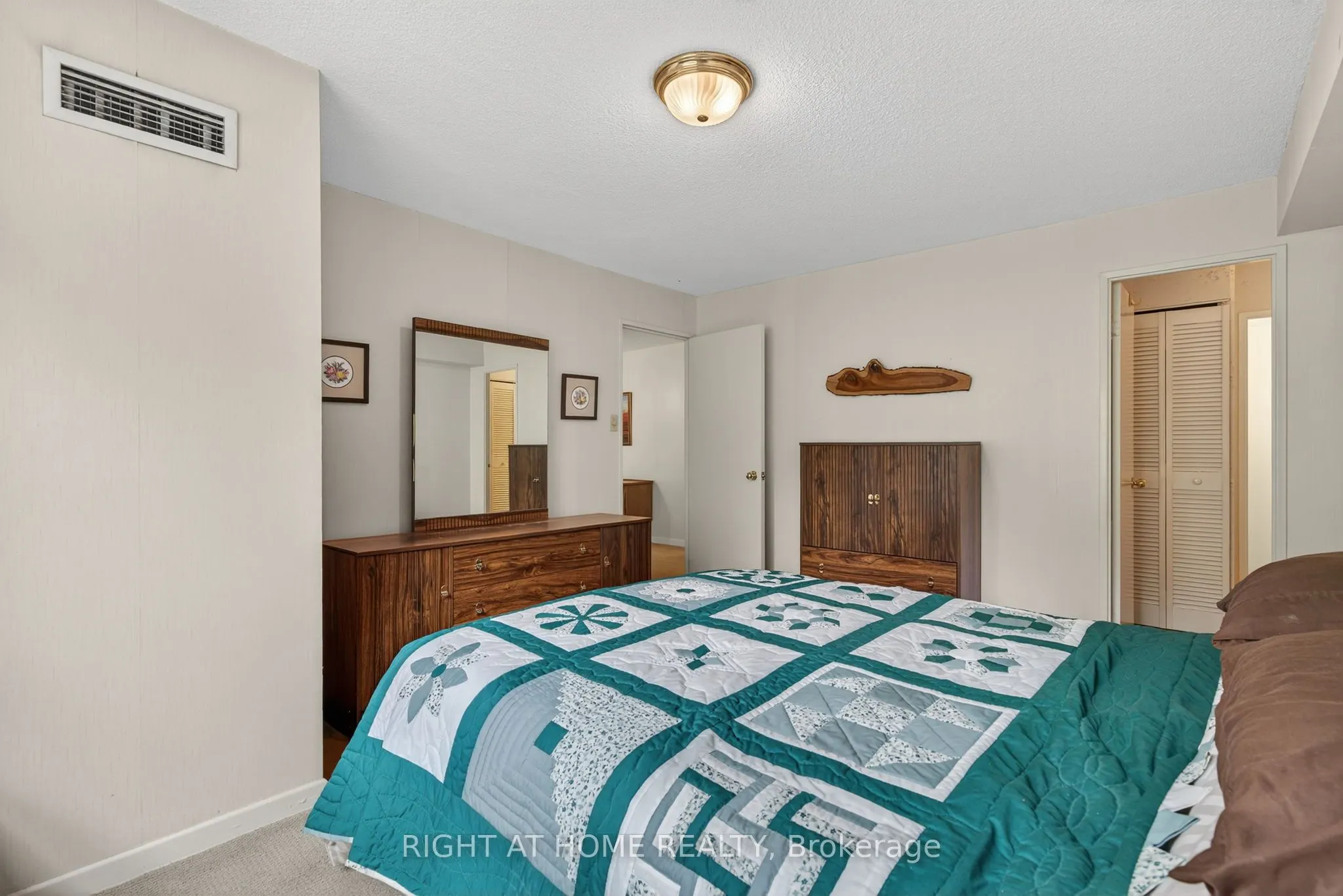 60 Inverlochy Boulevard, #211
