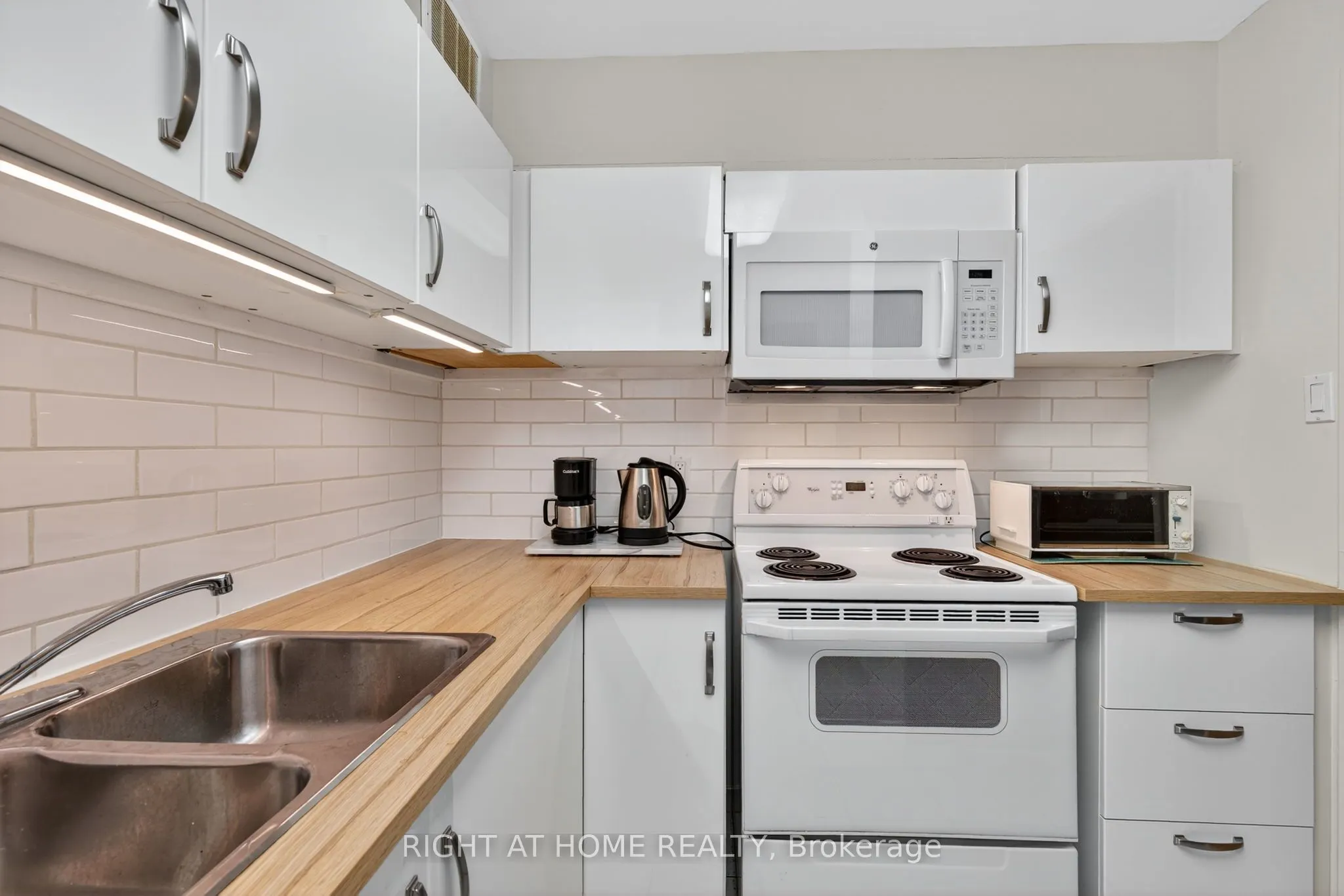 60 Inverlochy Boulevard, #211