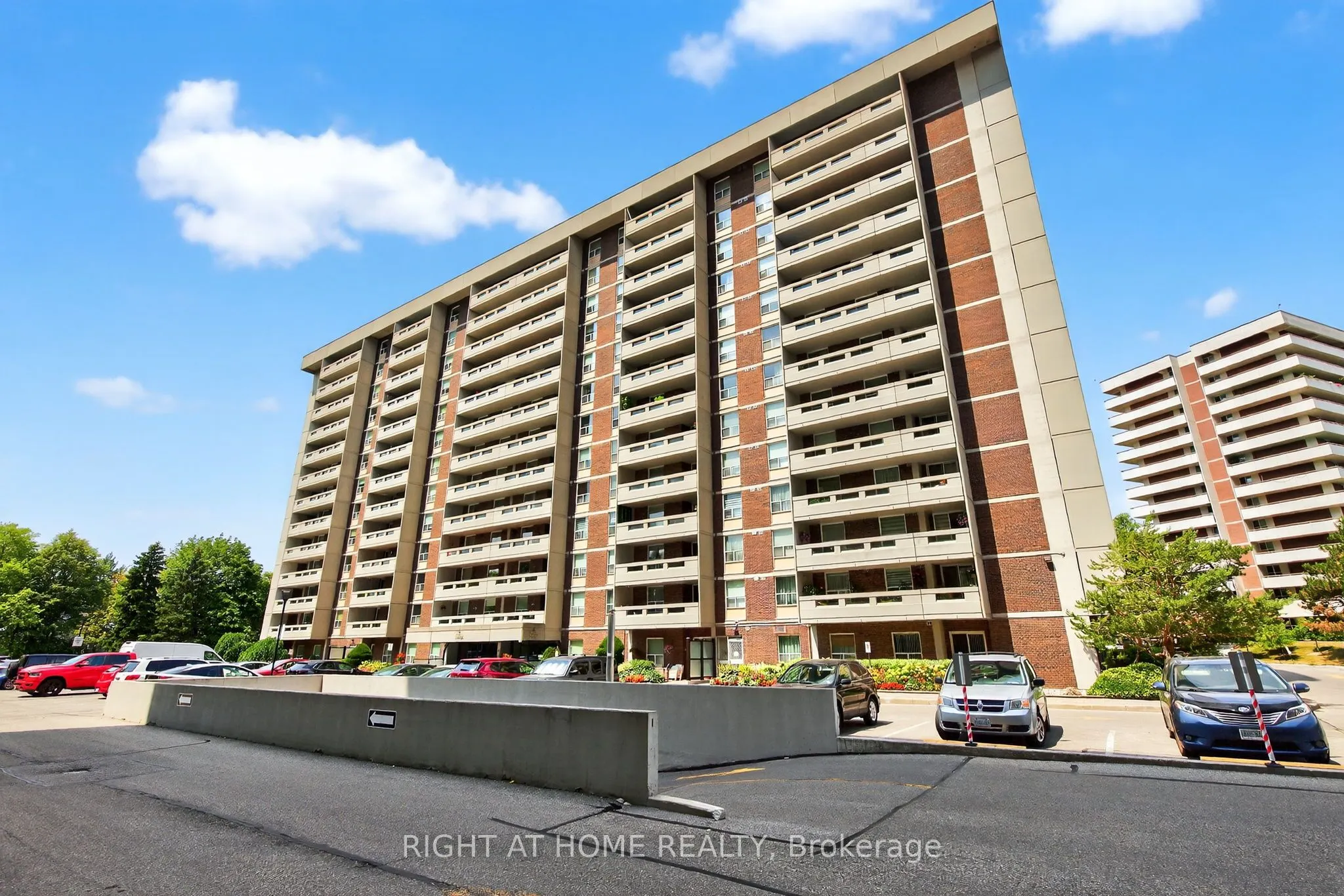 60 Inverlochy Boulevard, #211