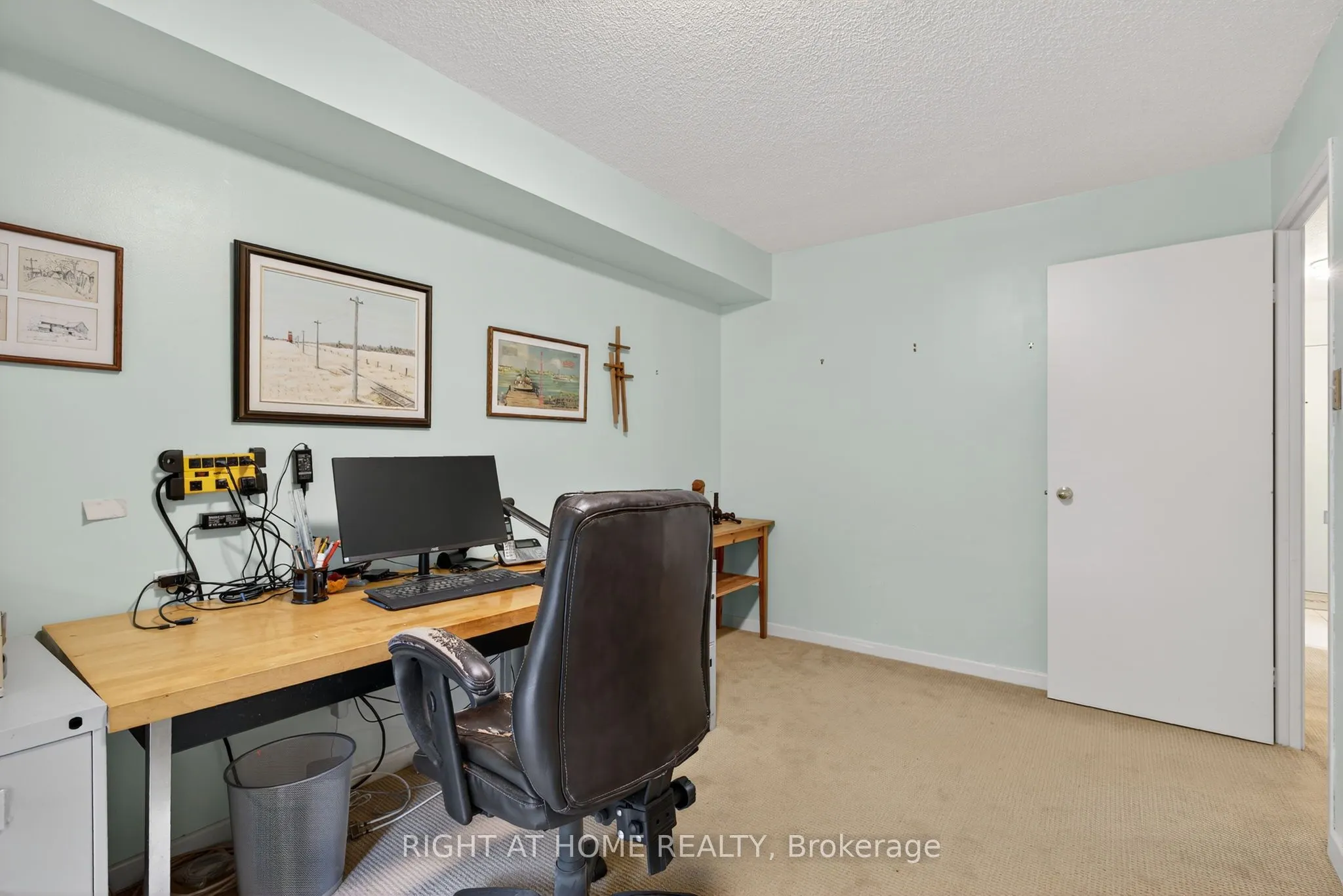 60 Inverlochy Boulevard, #211