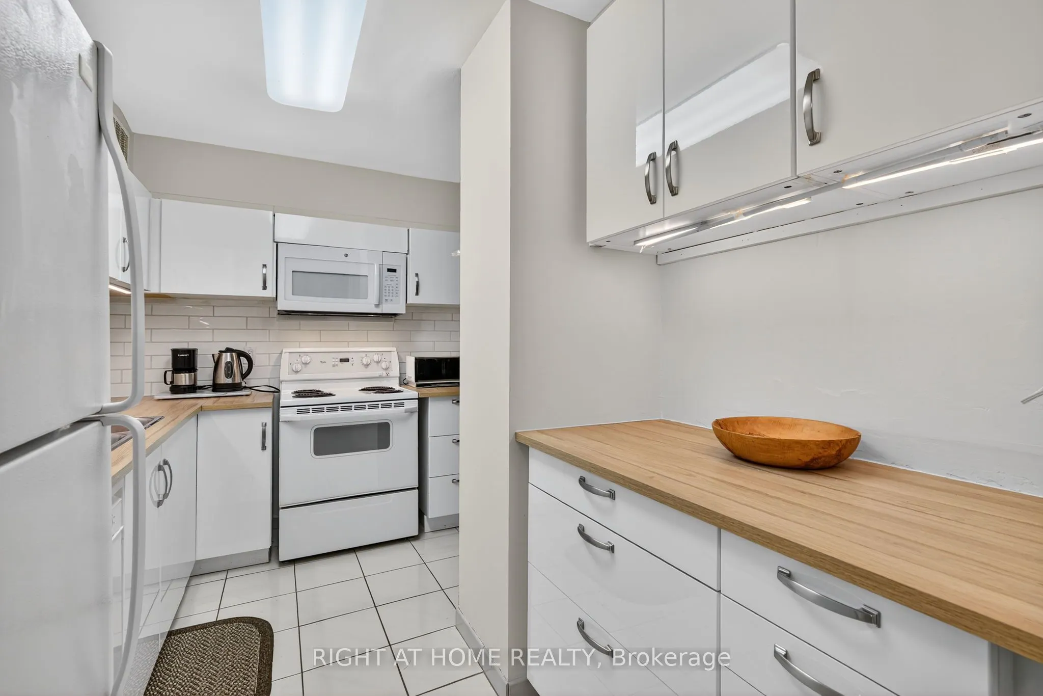 60 Inverlochy Boulevard, #211