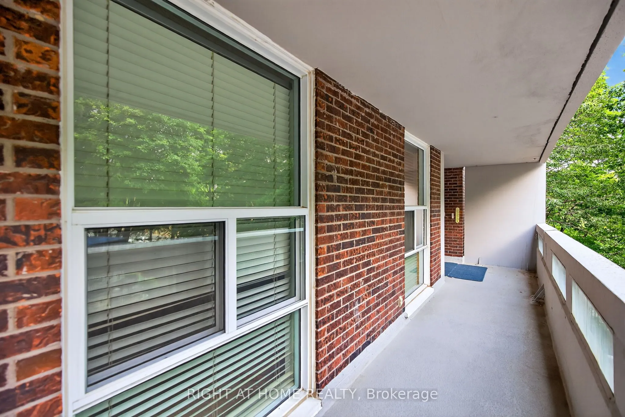 60 Inverlochy Boulevard, #211