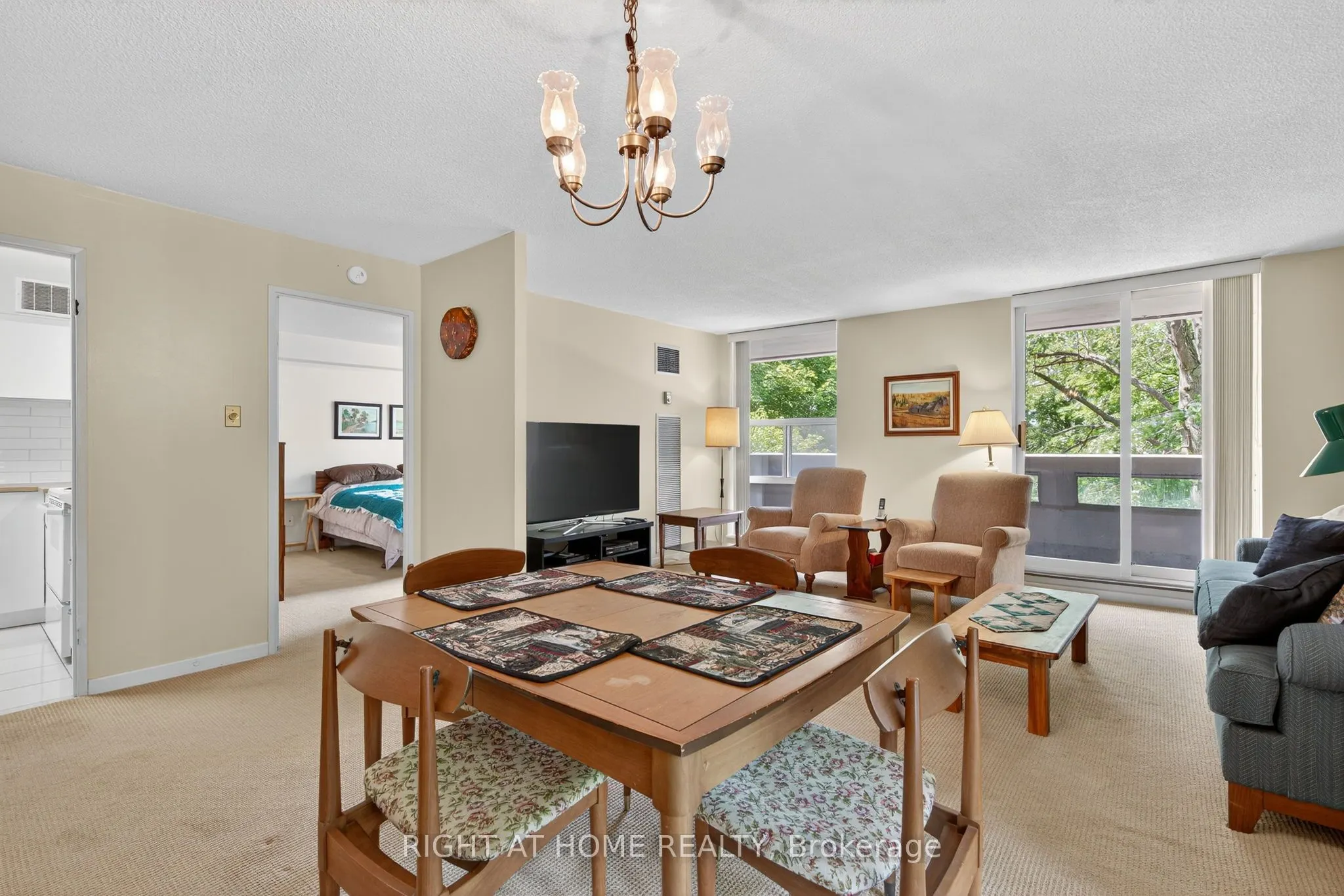 60 Inverlochy Boulevard, #211