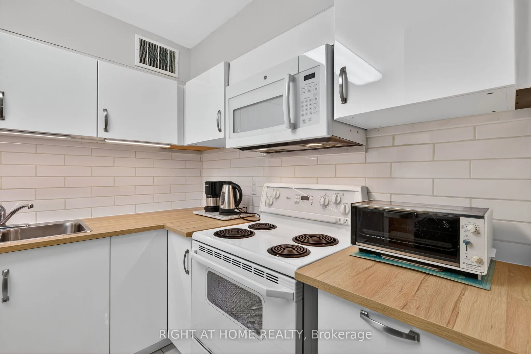 60 Inverlochy Boulevard, #211