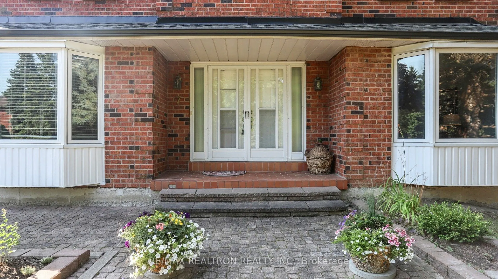 7 Ward Avenue