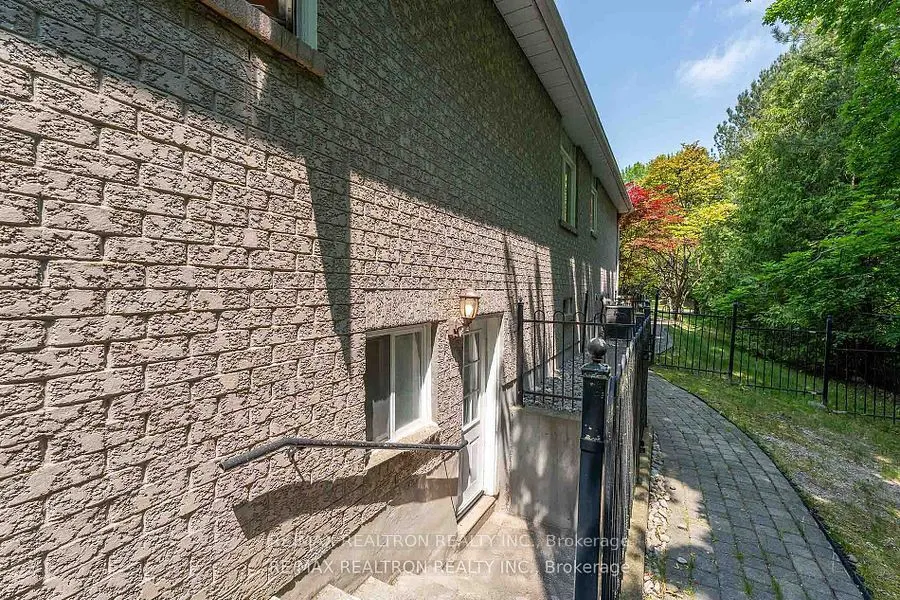 15 Treegrove Circle