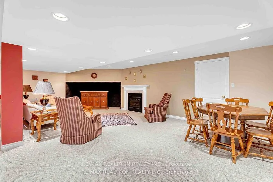 15 Treegrove Circle