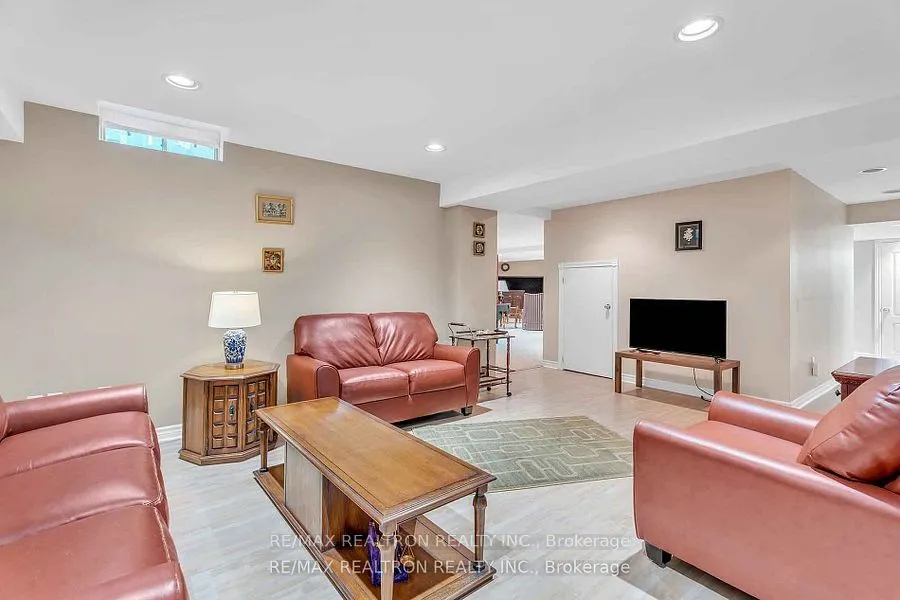 15 Treegrove Circle