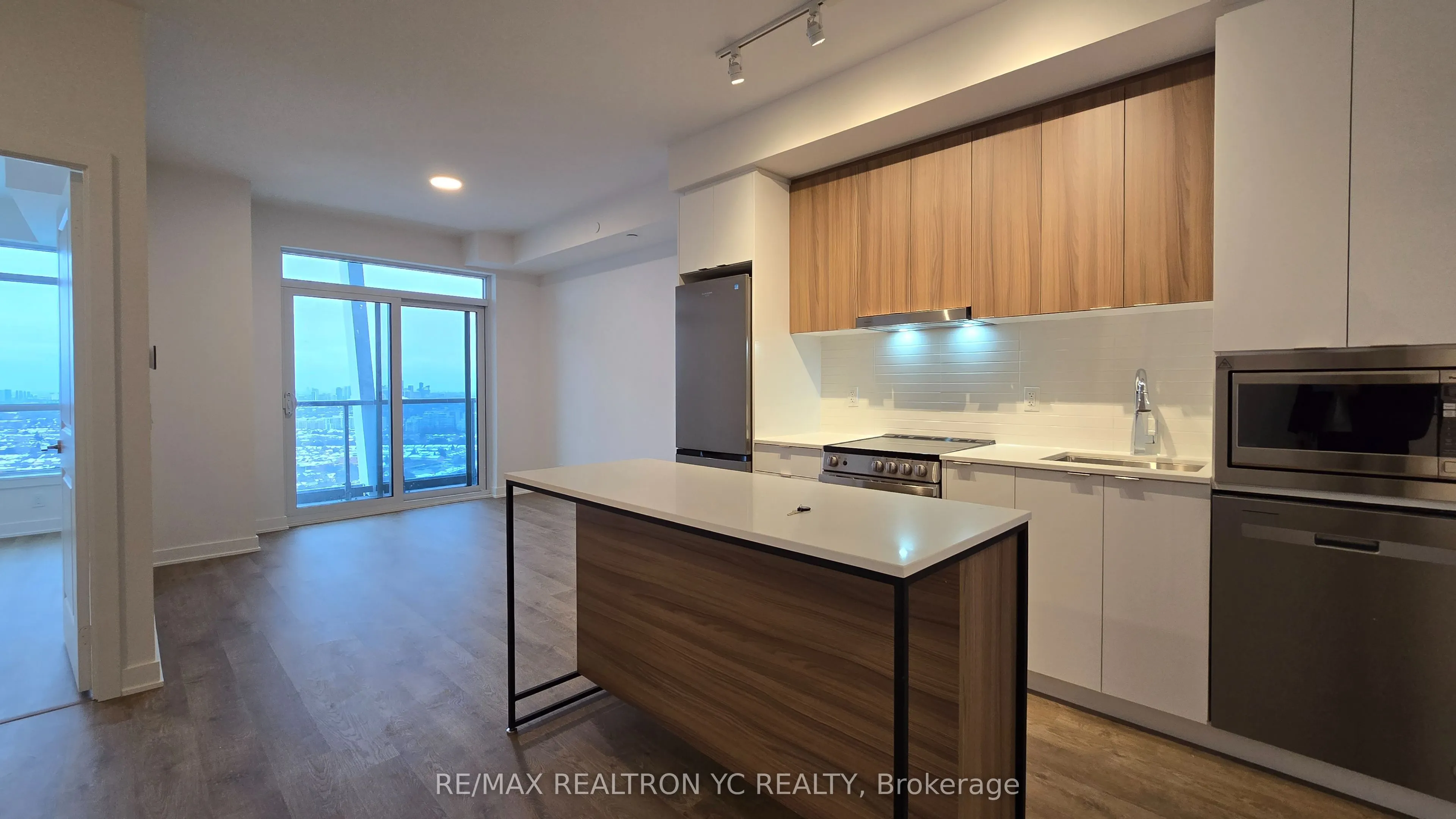 30 Upper mall Way, #3211