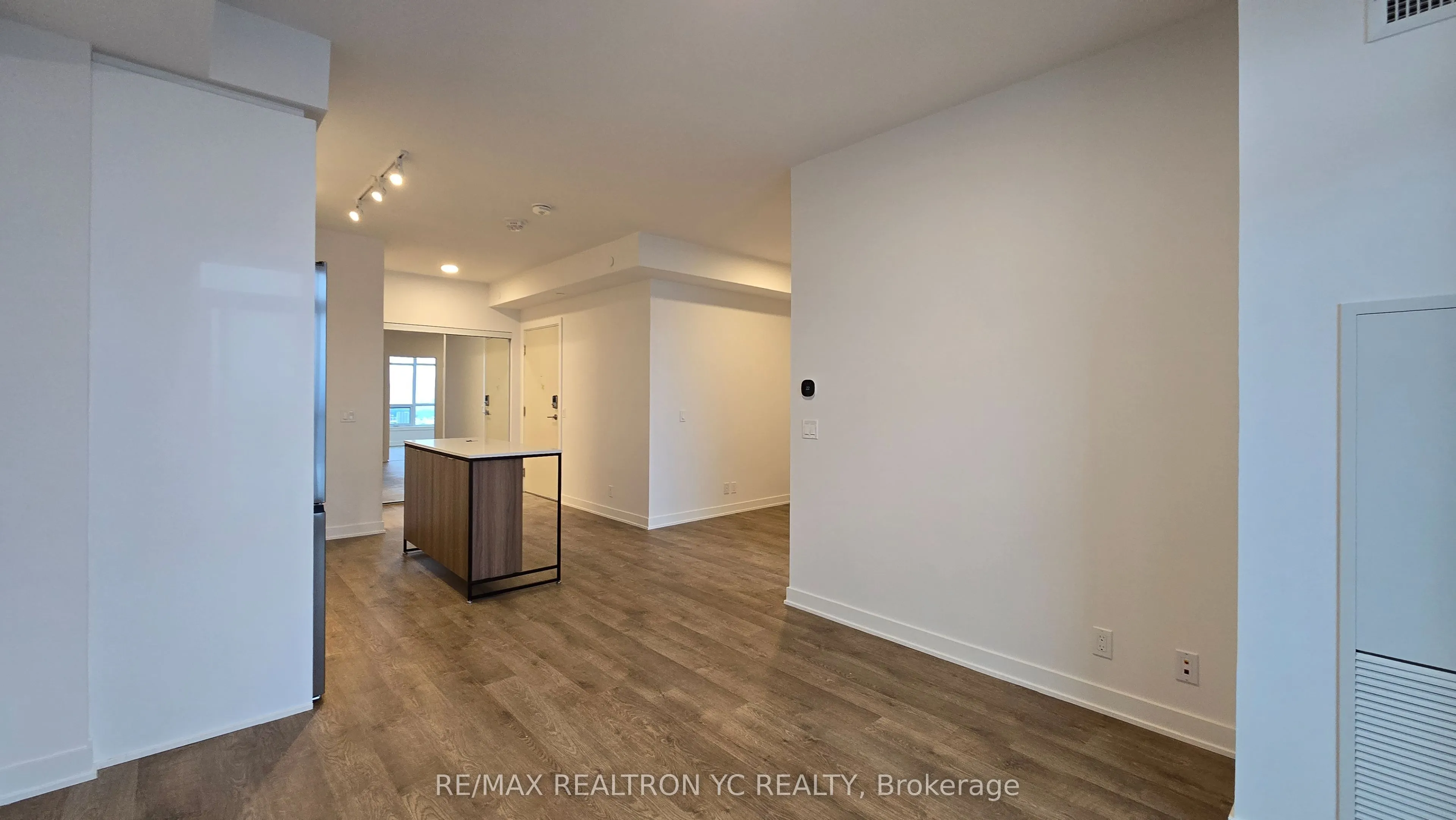 30 Upper mall Way, #3211