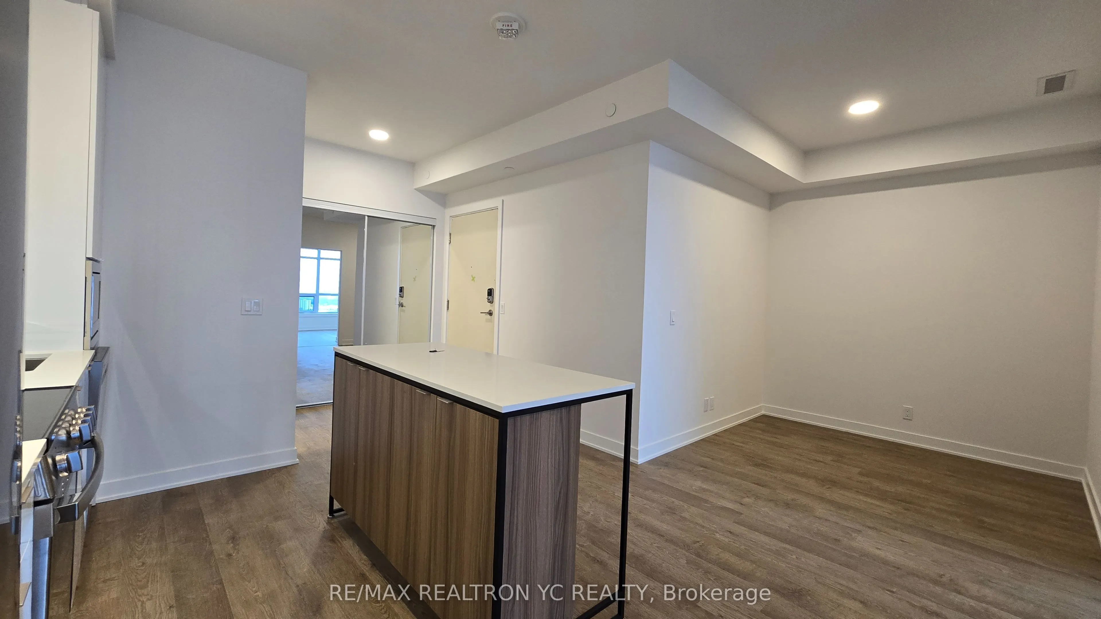 30 Upper mall Way, #3211