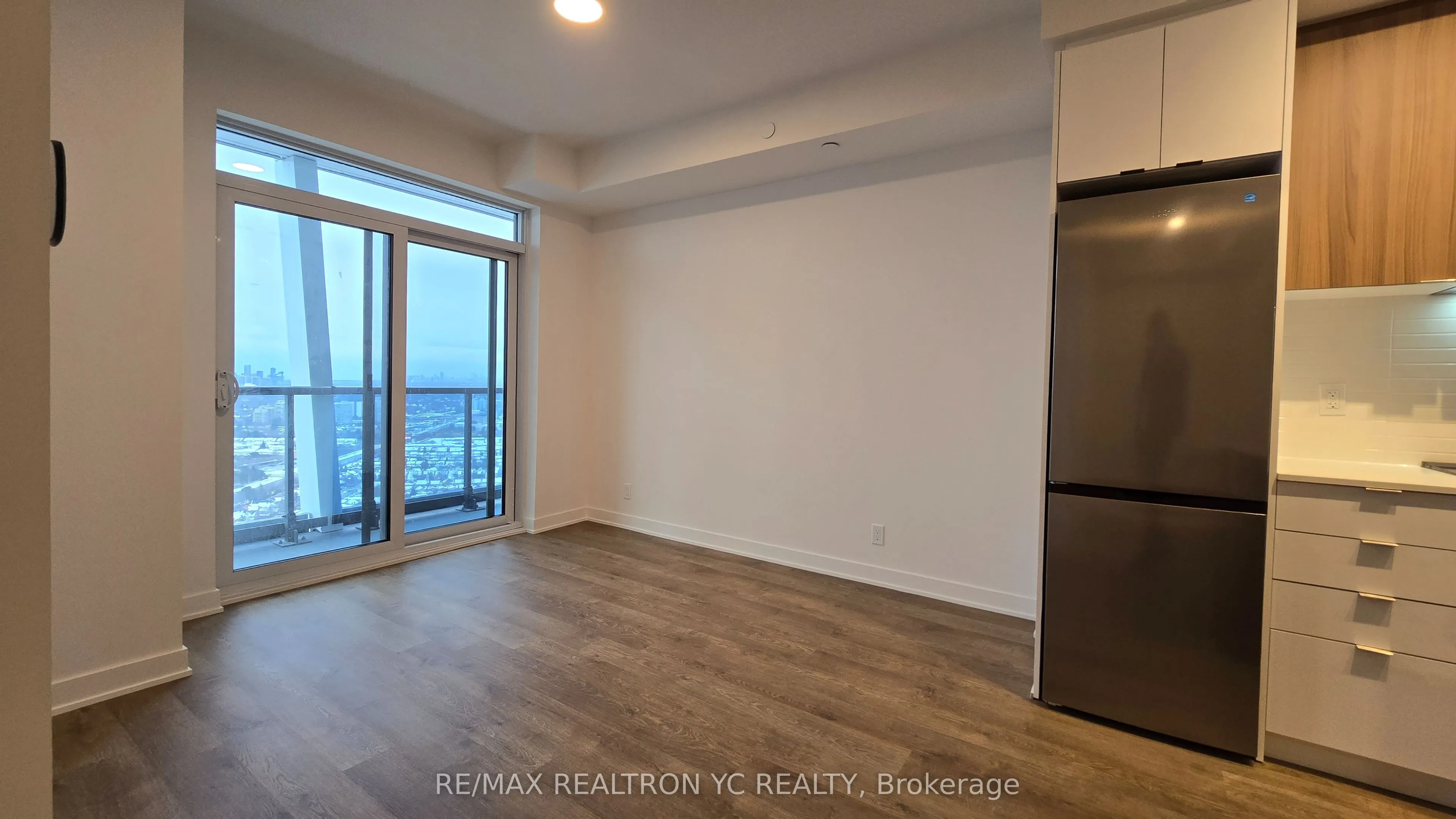 30 Upper mall Way, #3211