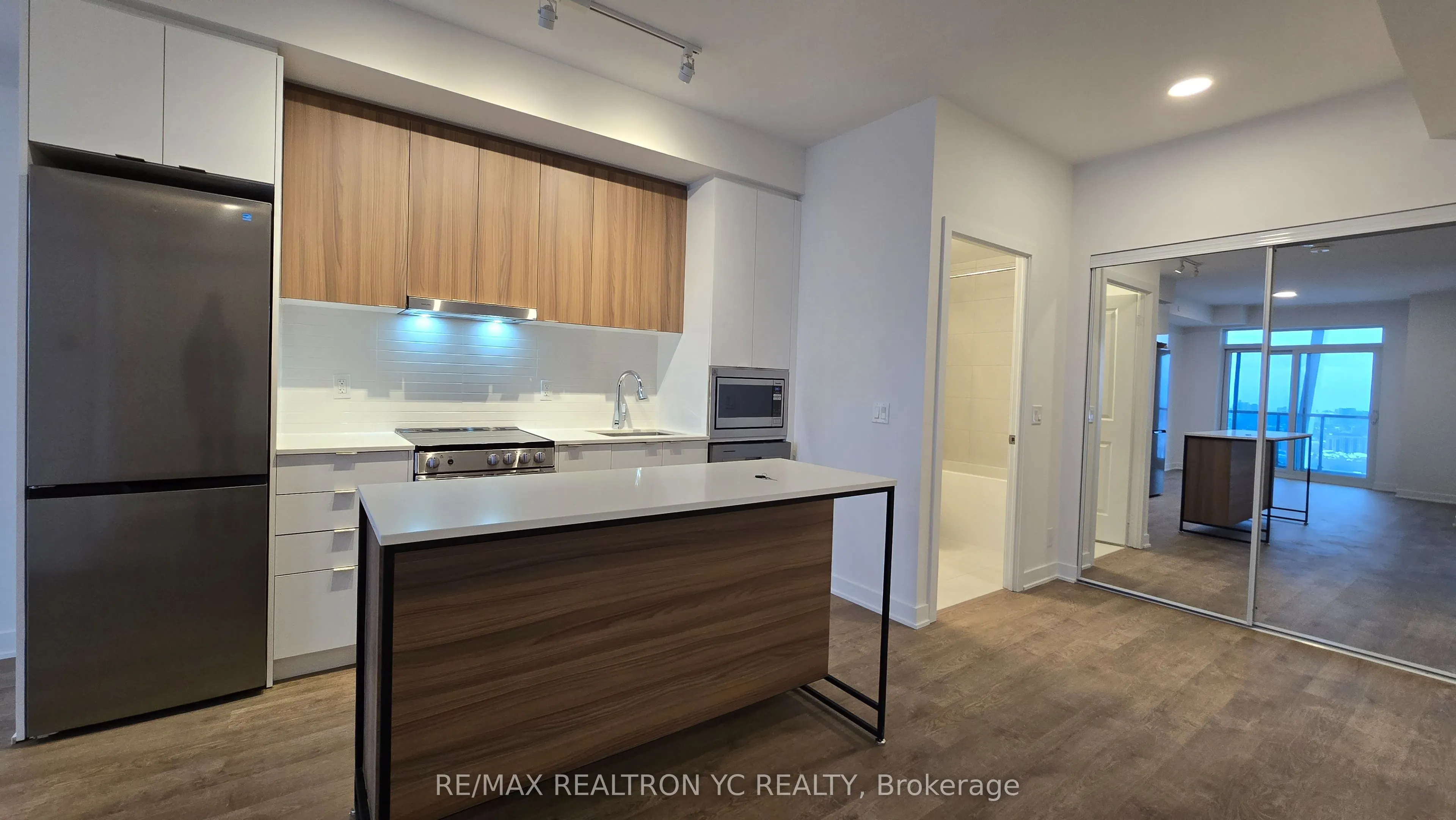 30 Upper mall Way, #3211