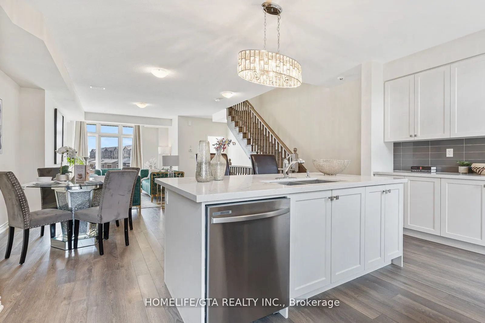 7 Holyrood Crescent