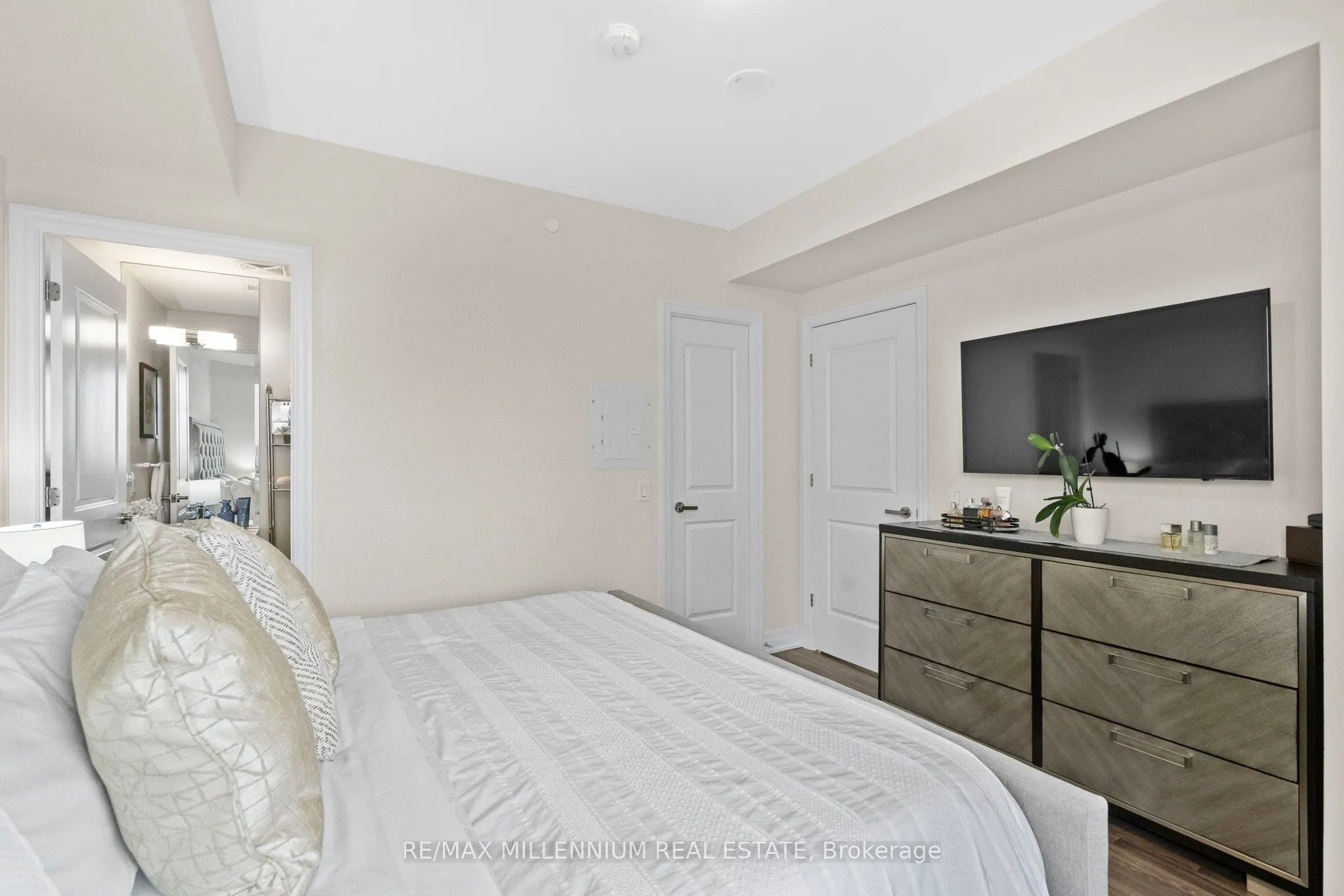 9075 Jane Street, #309