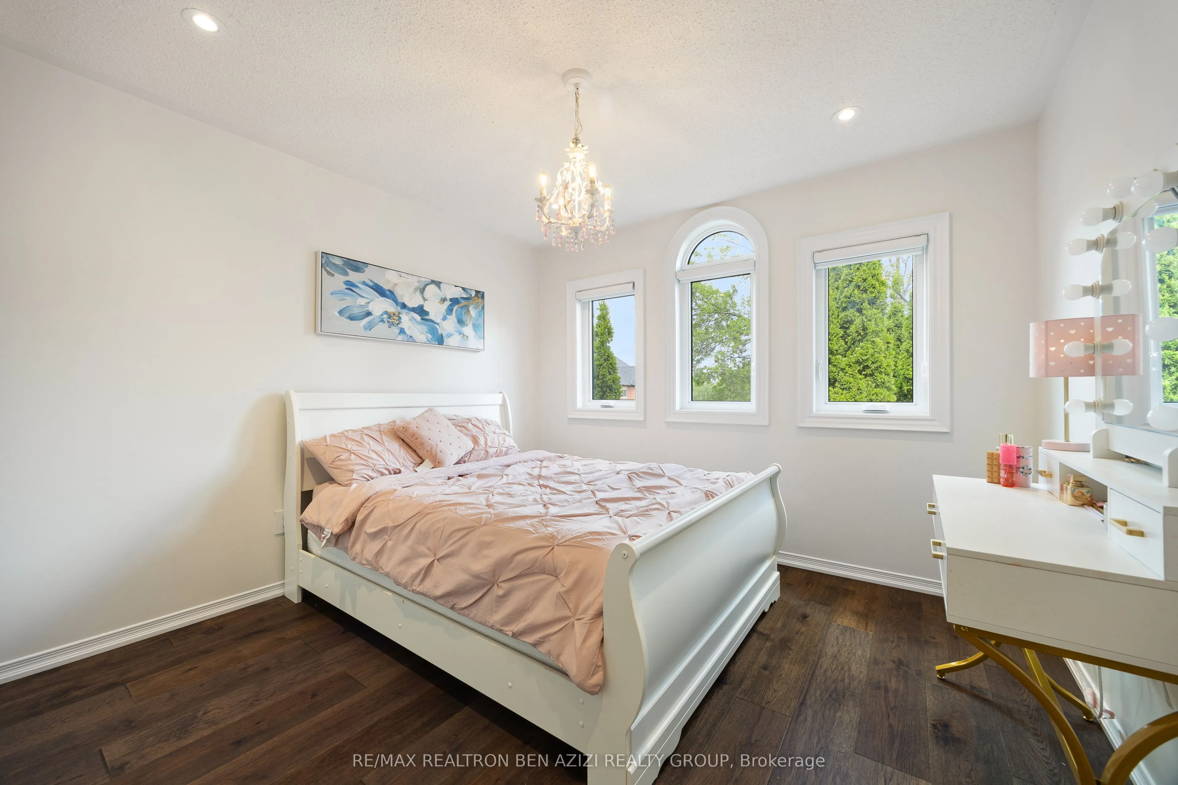 78 Charing Crescent