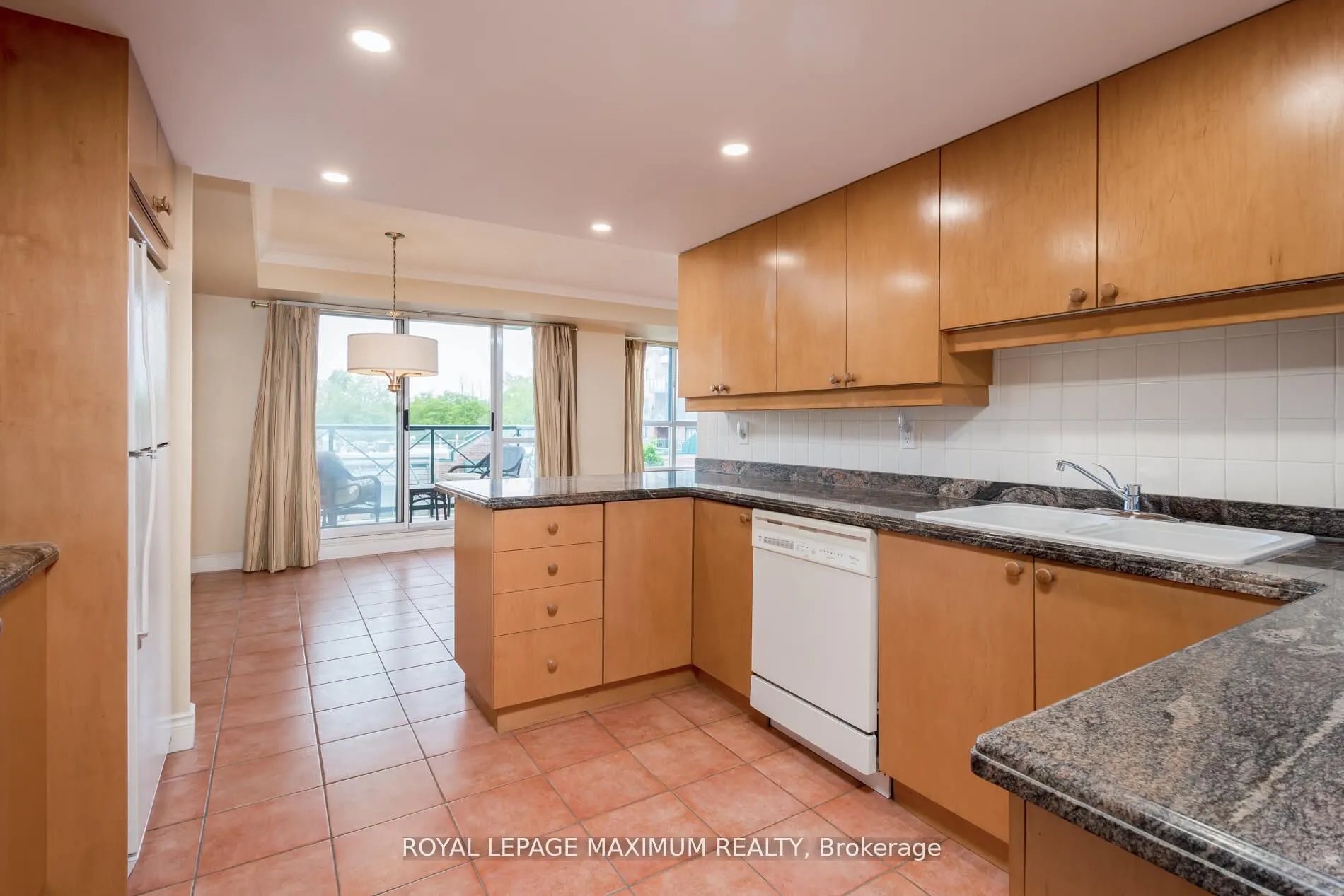 121 Woodbridge Avenue, #404