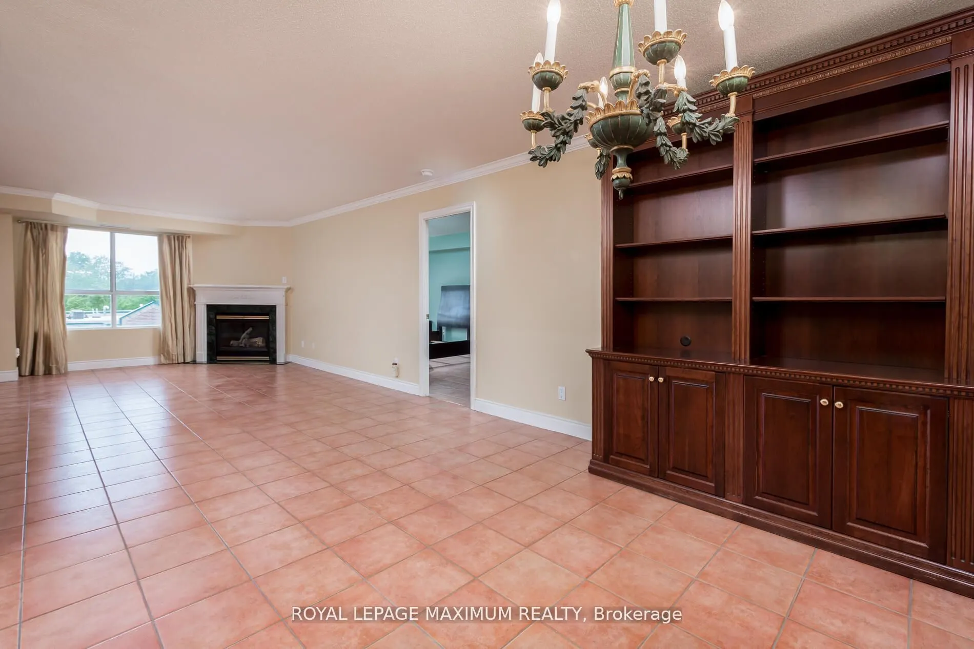 121 Woodbridge Avenue, #404