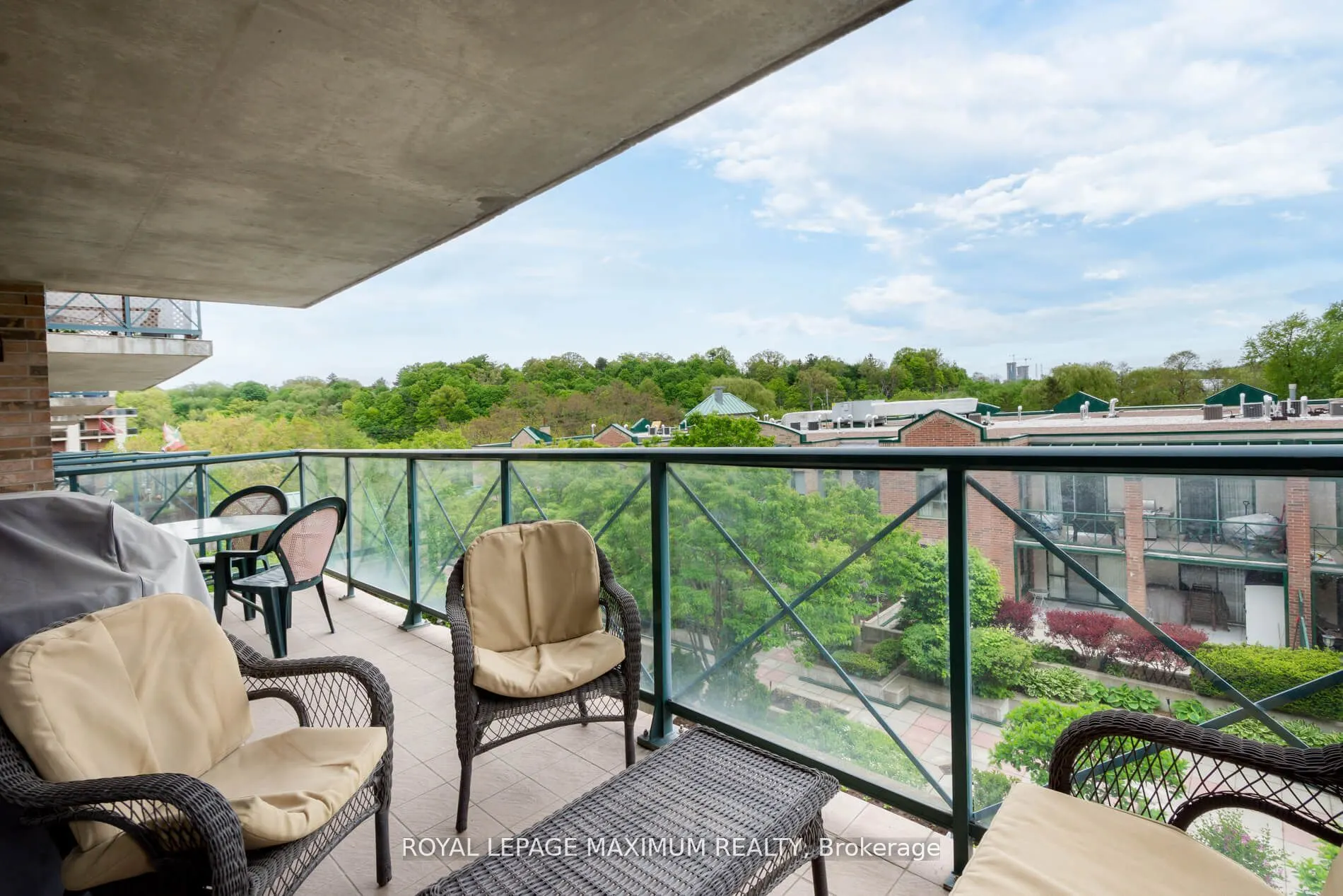 121 Woodbridge Avenue, #404