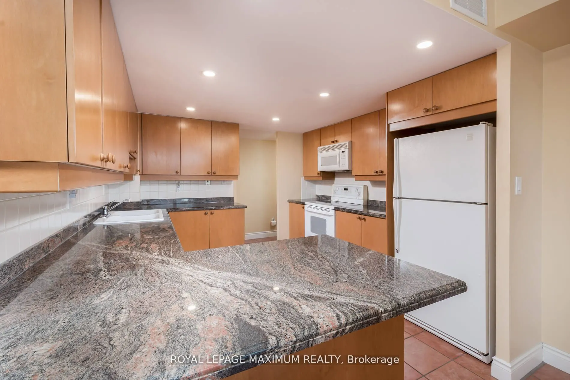 121 Woodbridge Avenue, #404