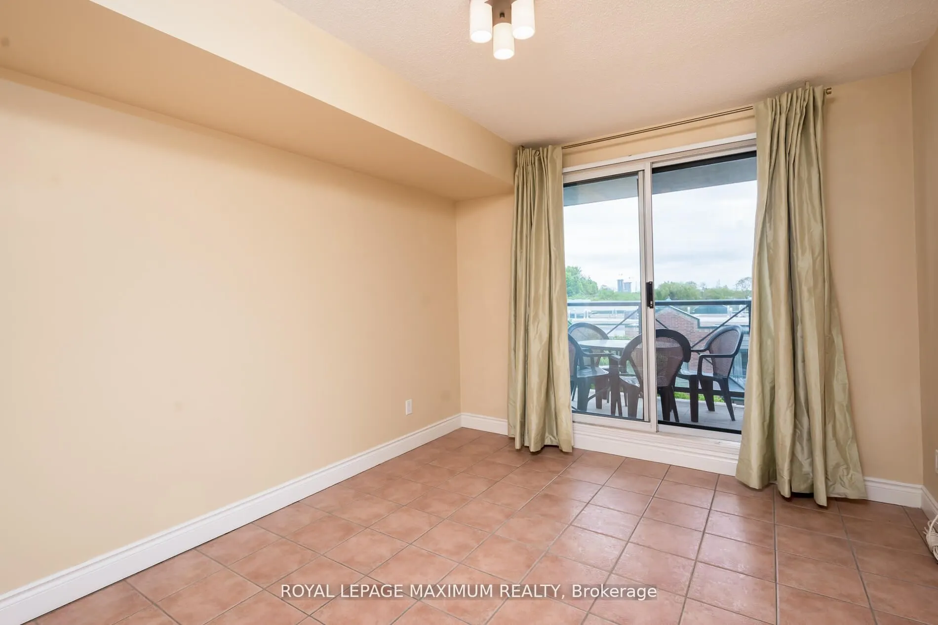 121 Woodbridge Avenue, #404