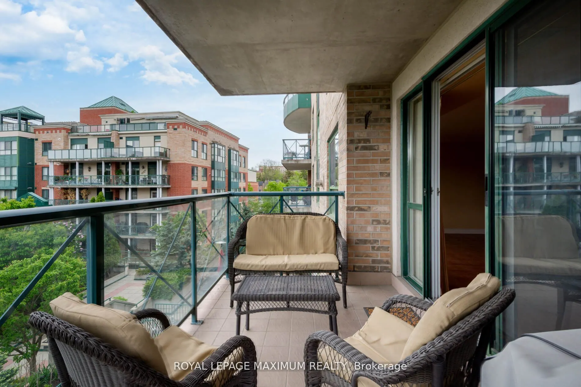 121 Woodbridge Avenue, #404
