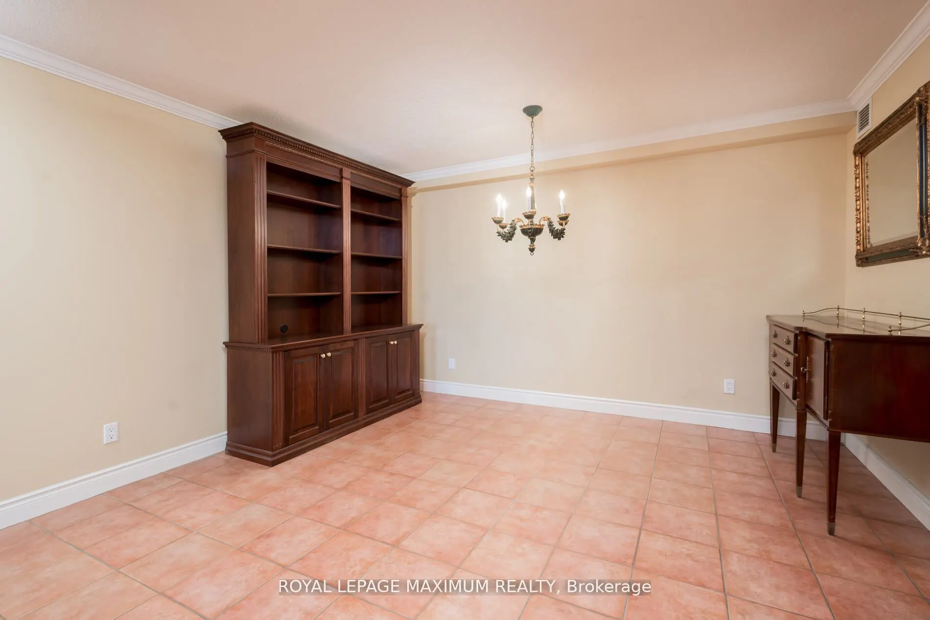 121 Woodbridge Avenue, #404