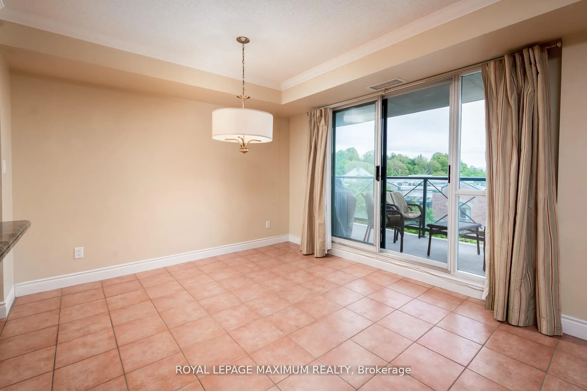 121 Woodbridge Avenue, #404