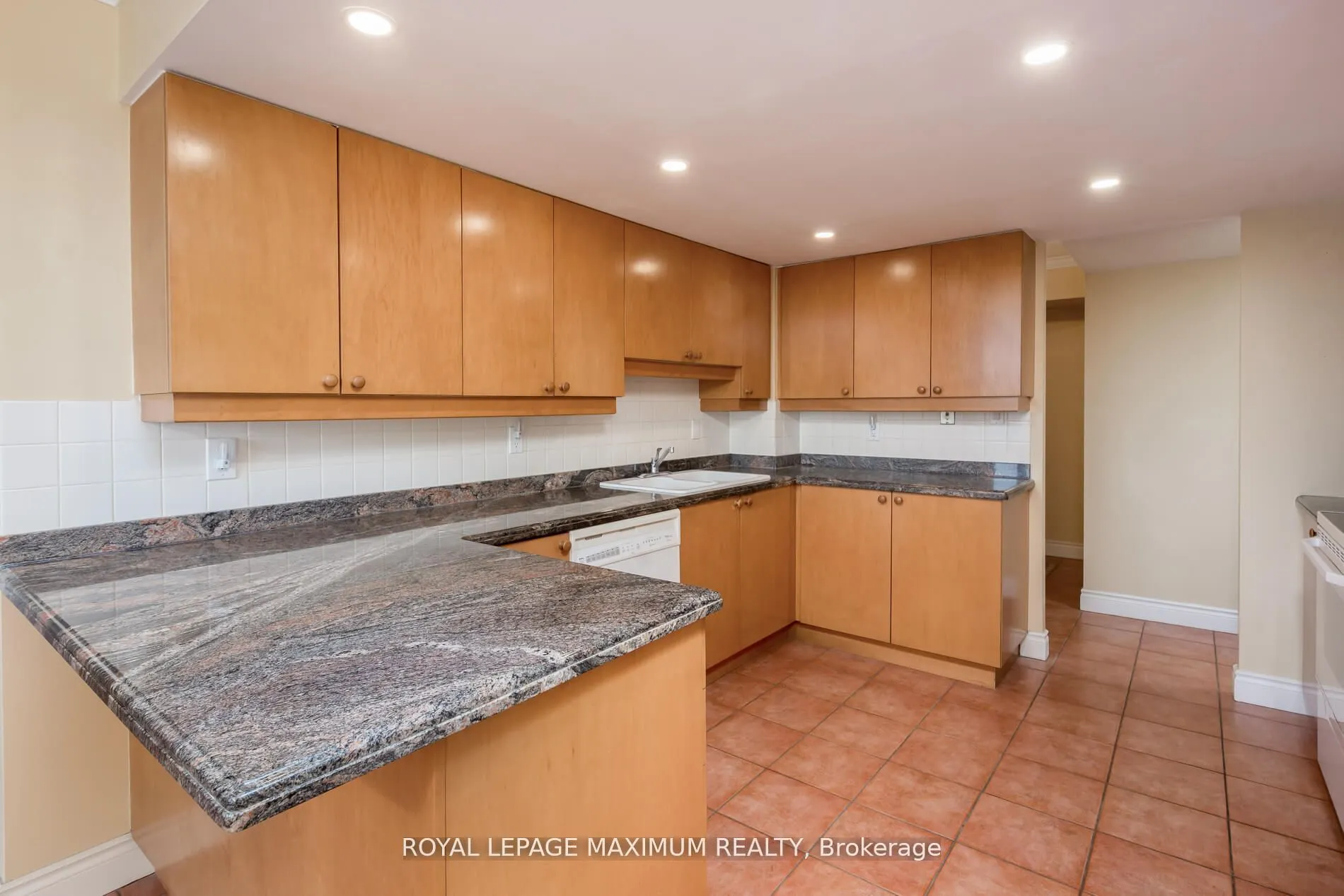 121 Woodbridge Avenue, #404