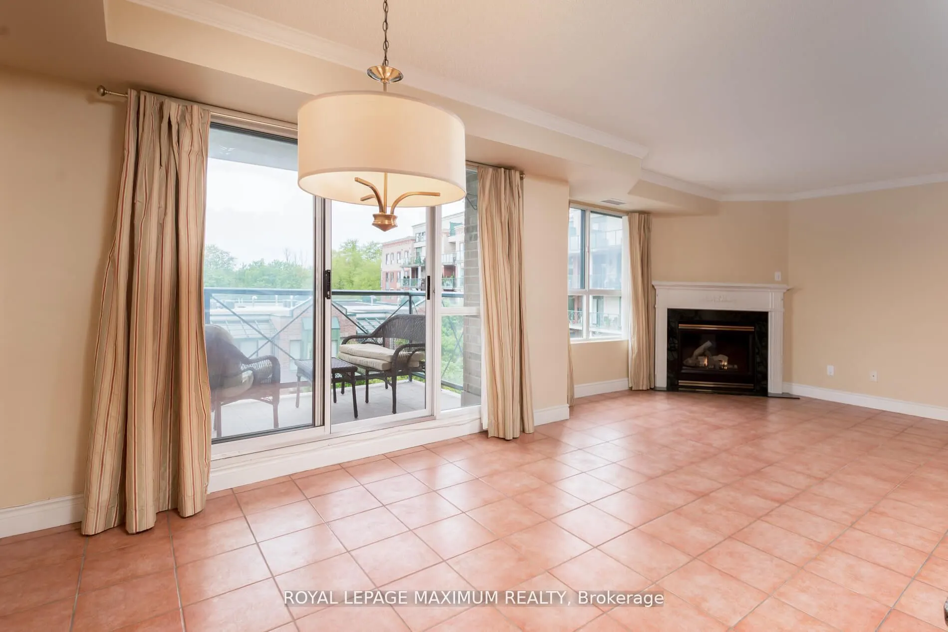 121 Woodbridge Avenue, #404