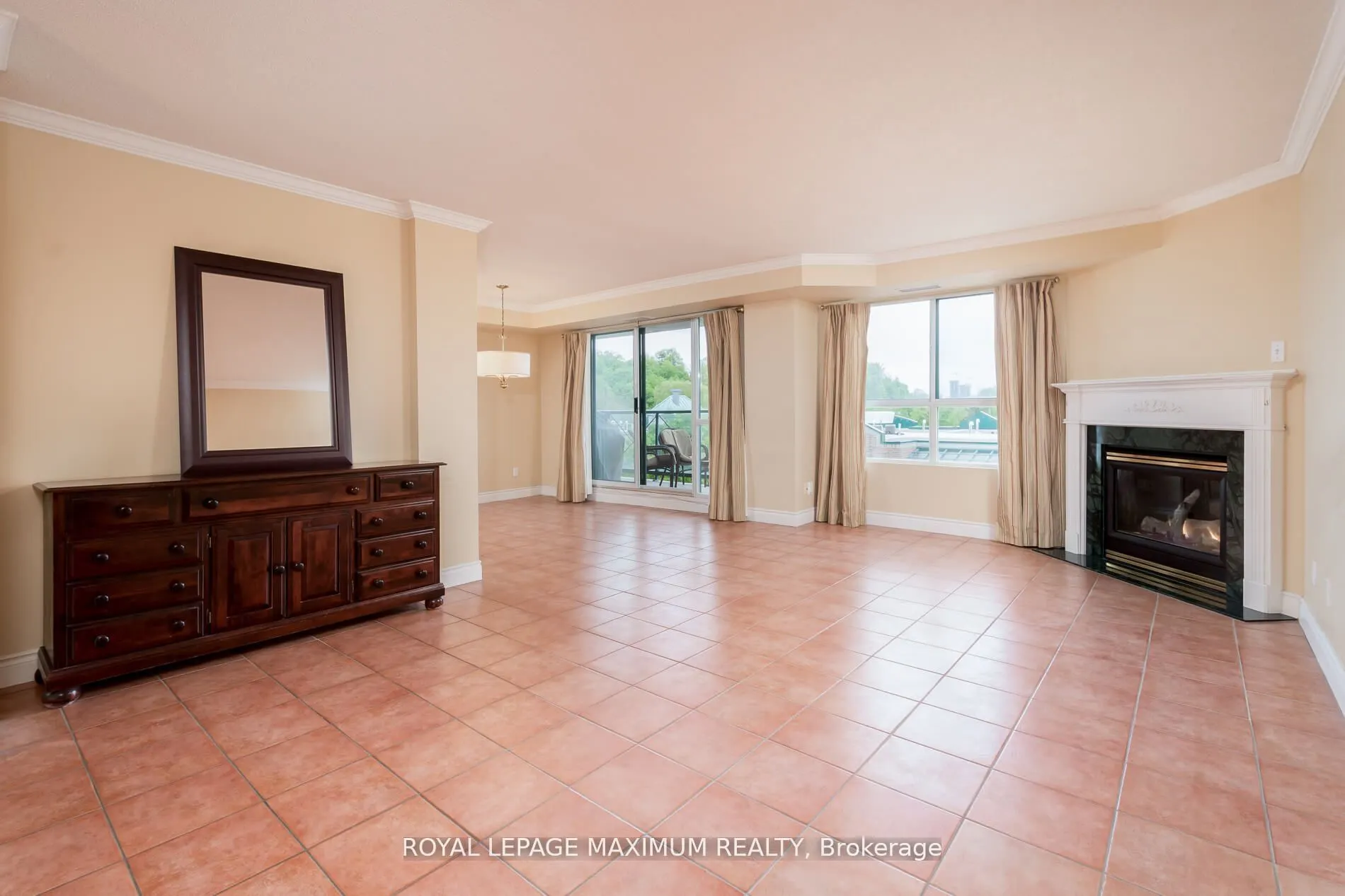 121 Woodbridge Avenue, #404