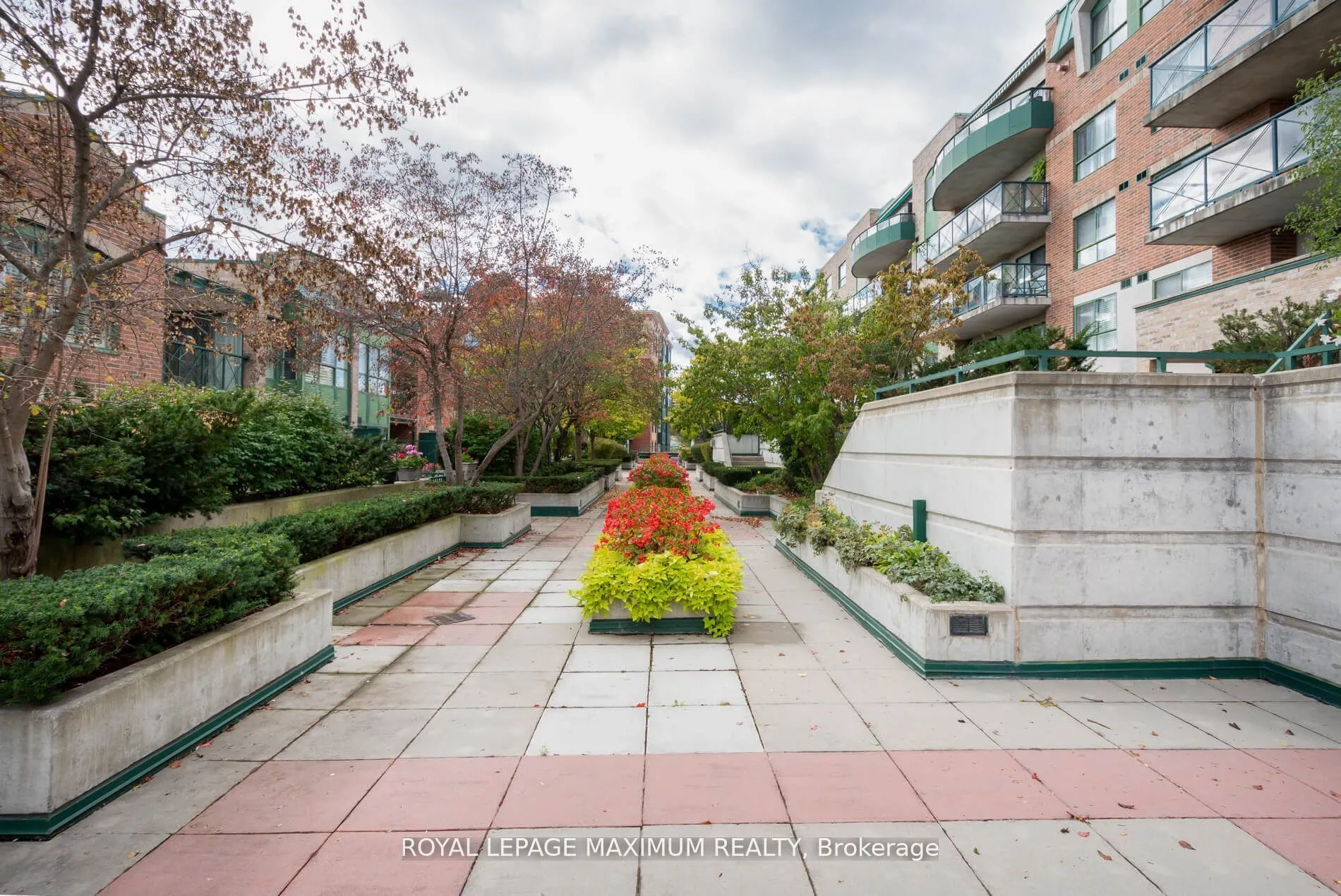 121 Woodbridge Avenue, #404