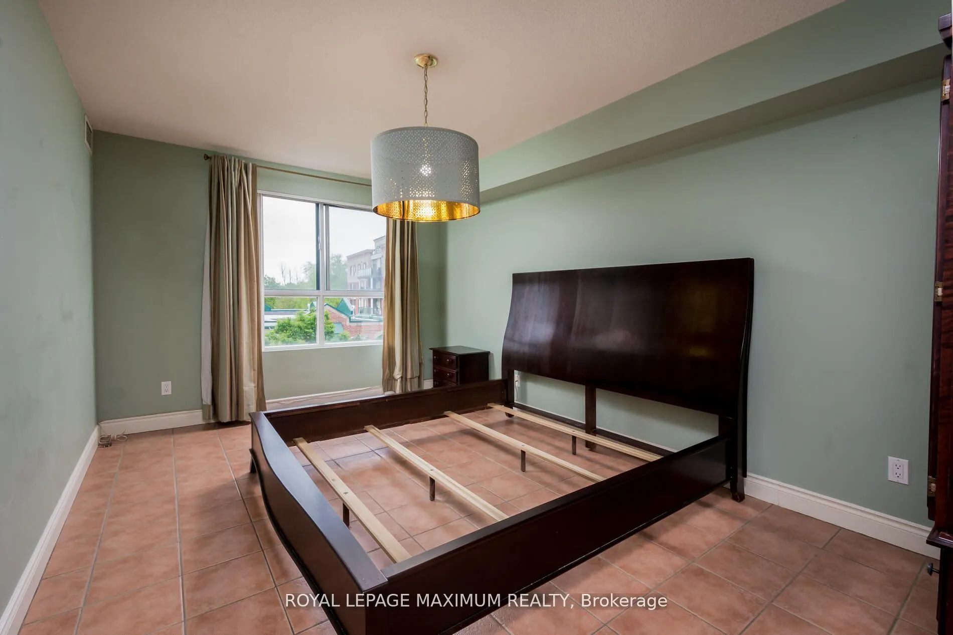 121 Woodbridge Avenue, #404