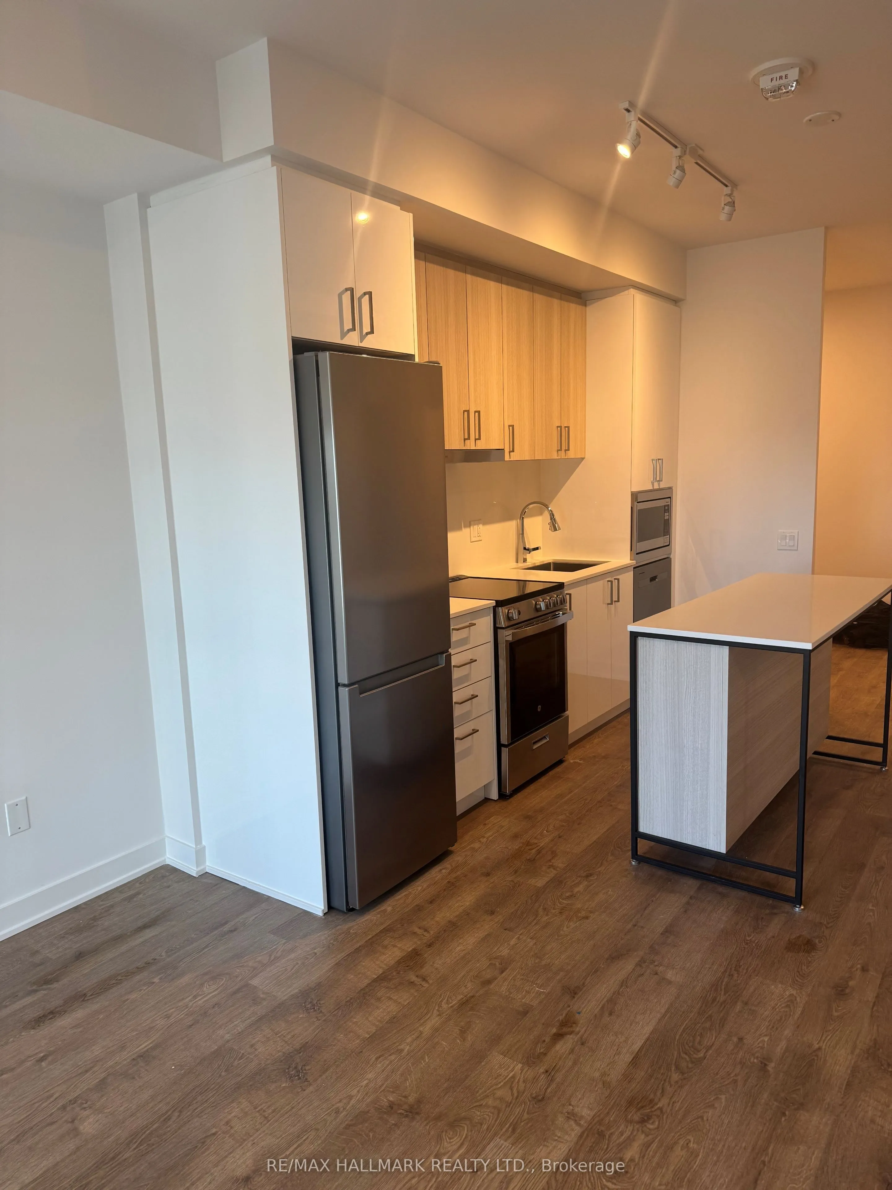 30 Upper Mall Way, #2909