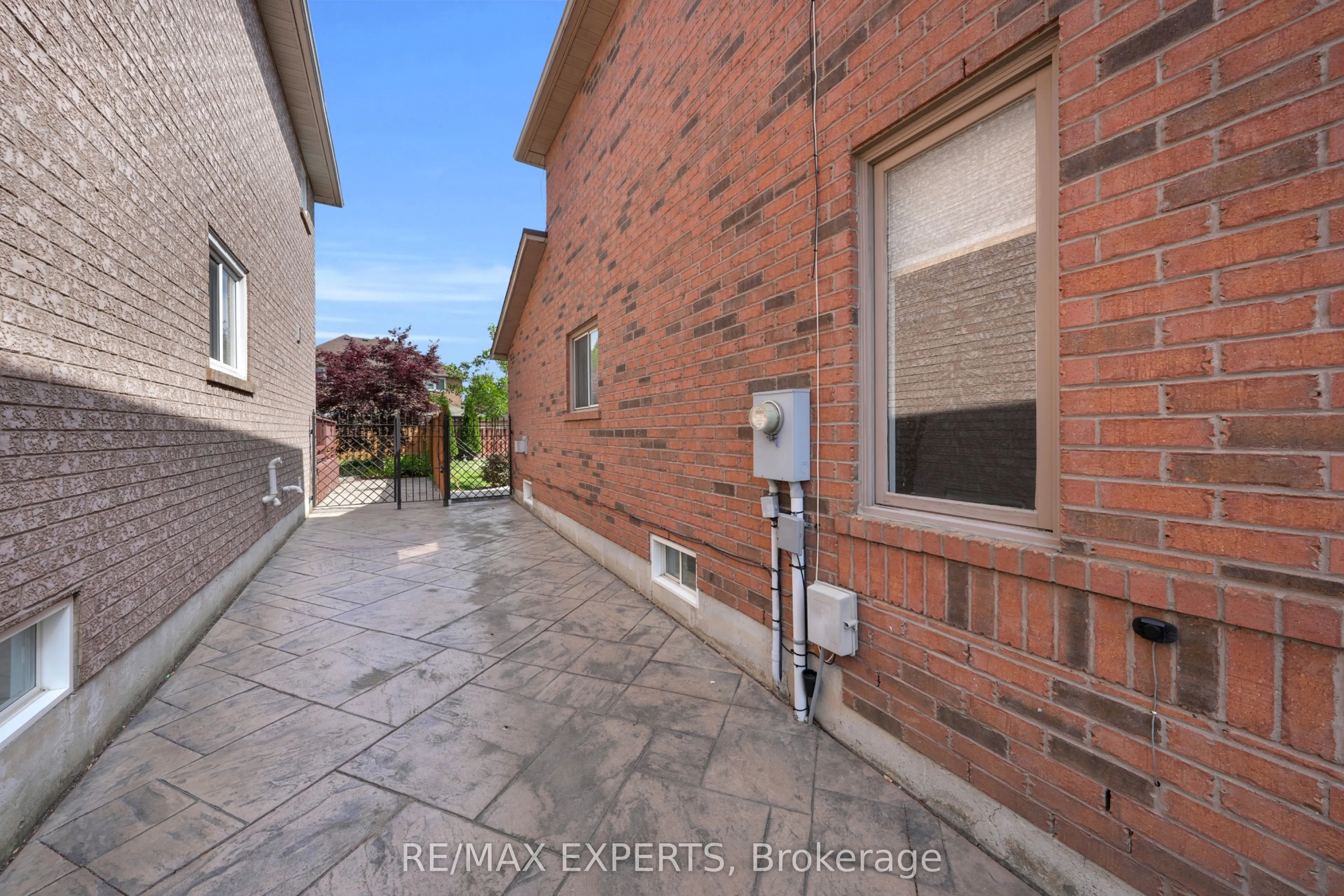 8 Pine Hollow Crescent