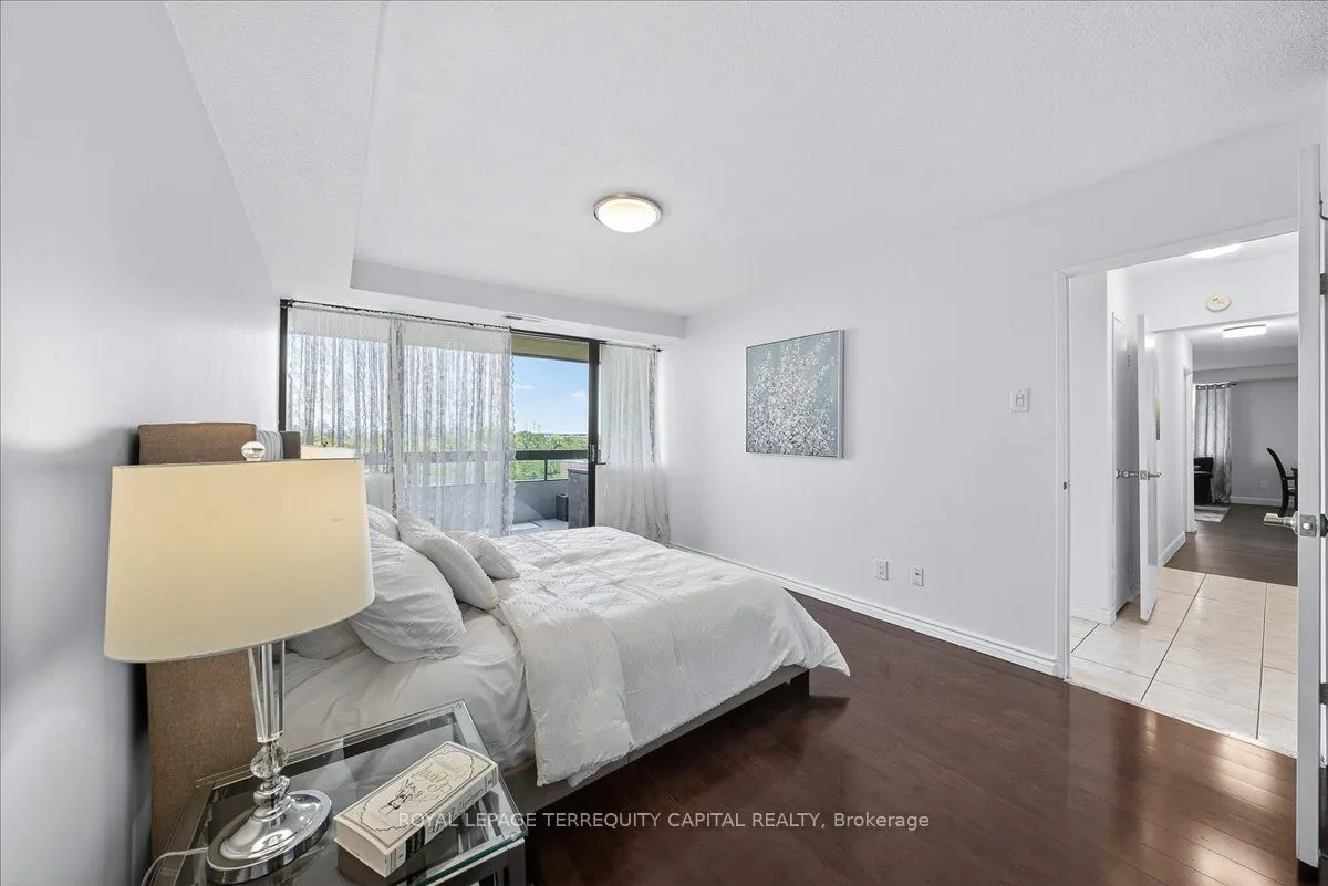 8111 Yonge Street, #909