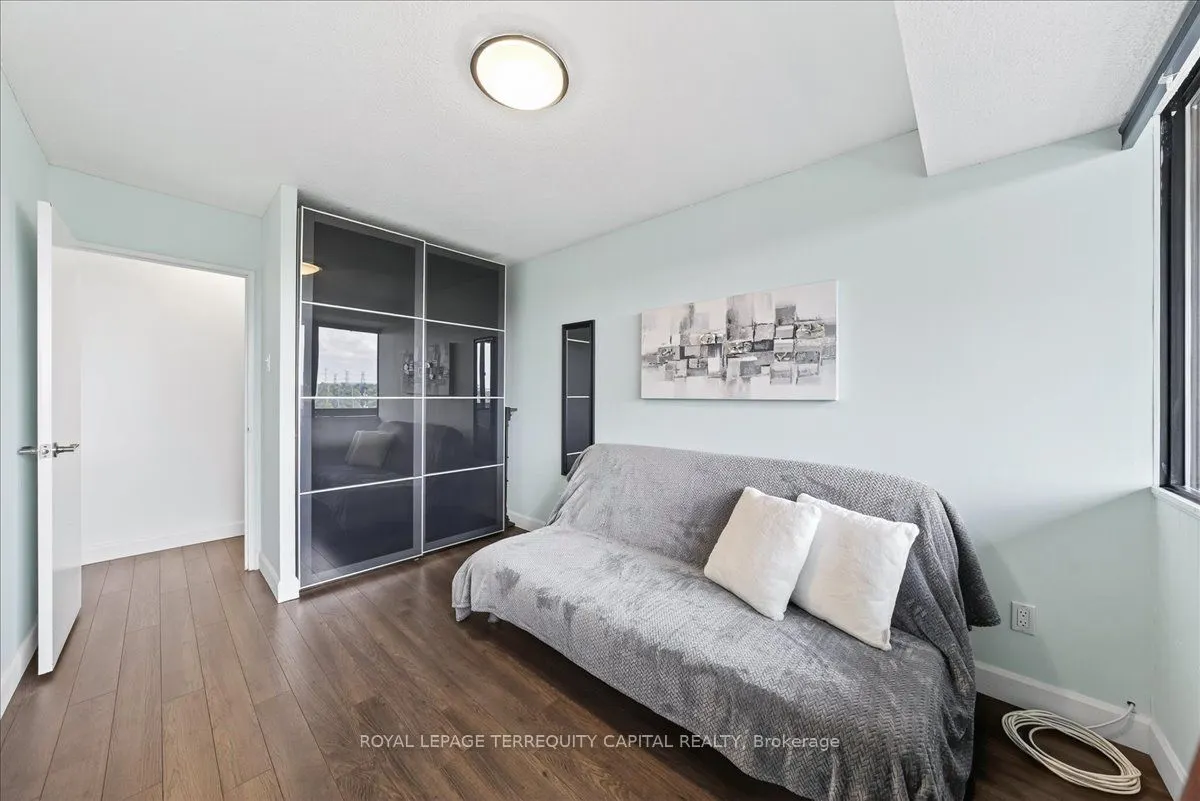 8111 Yonge Street, #909