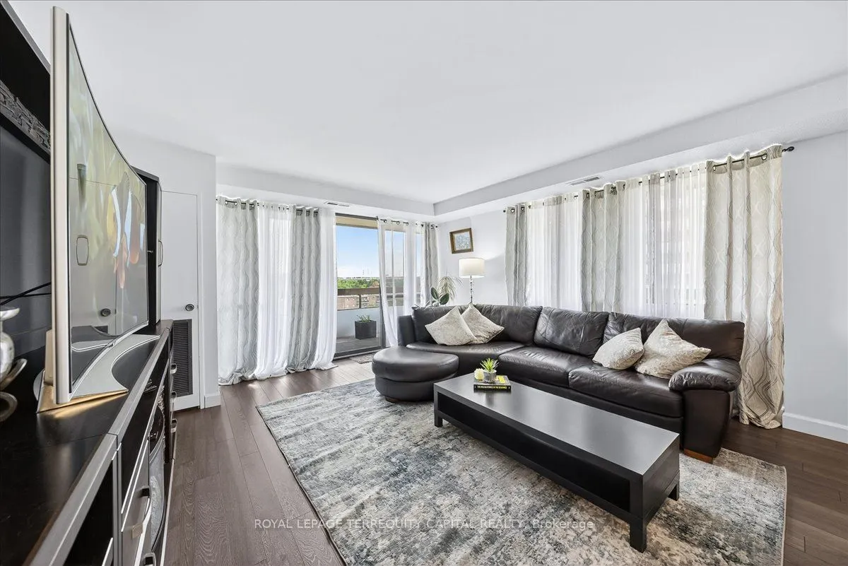 8111 Yonge Street, #909