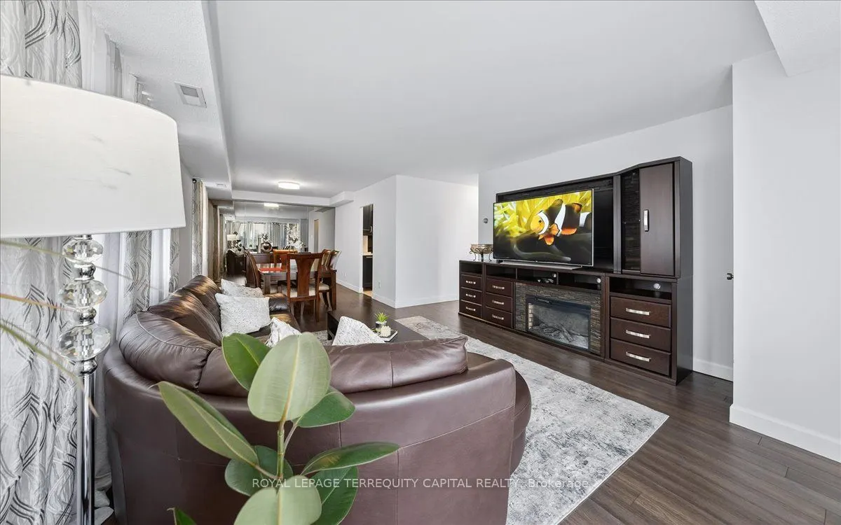 8111 Yonge Street, #909