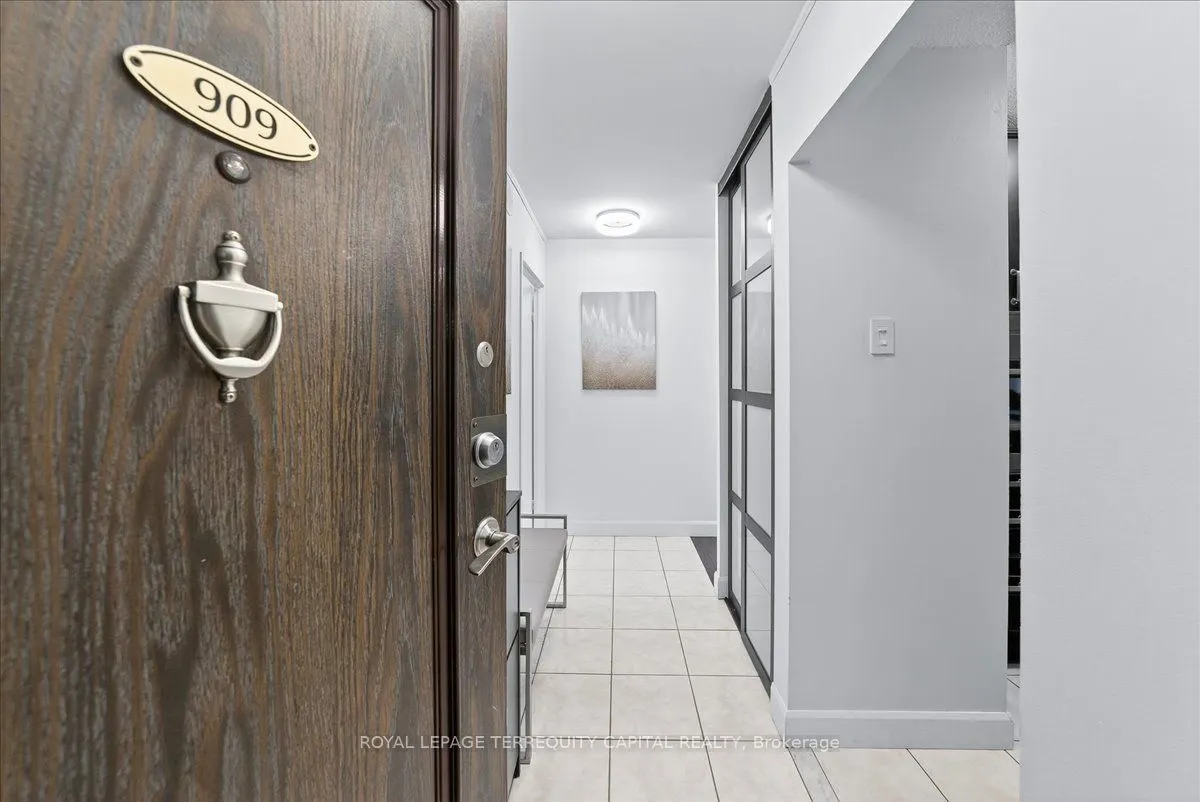 8111 Yonge Street, #909