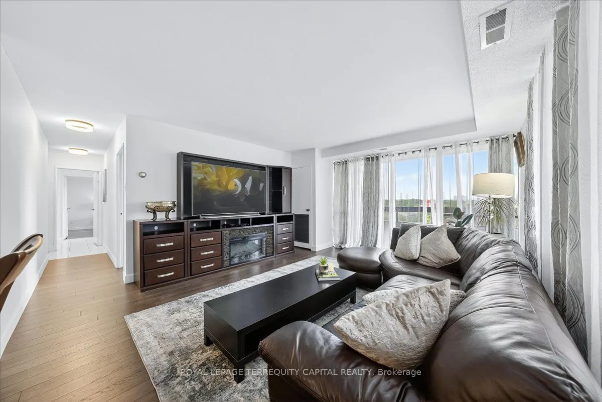 8111 Yonge Street, #909