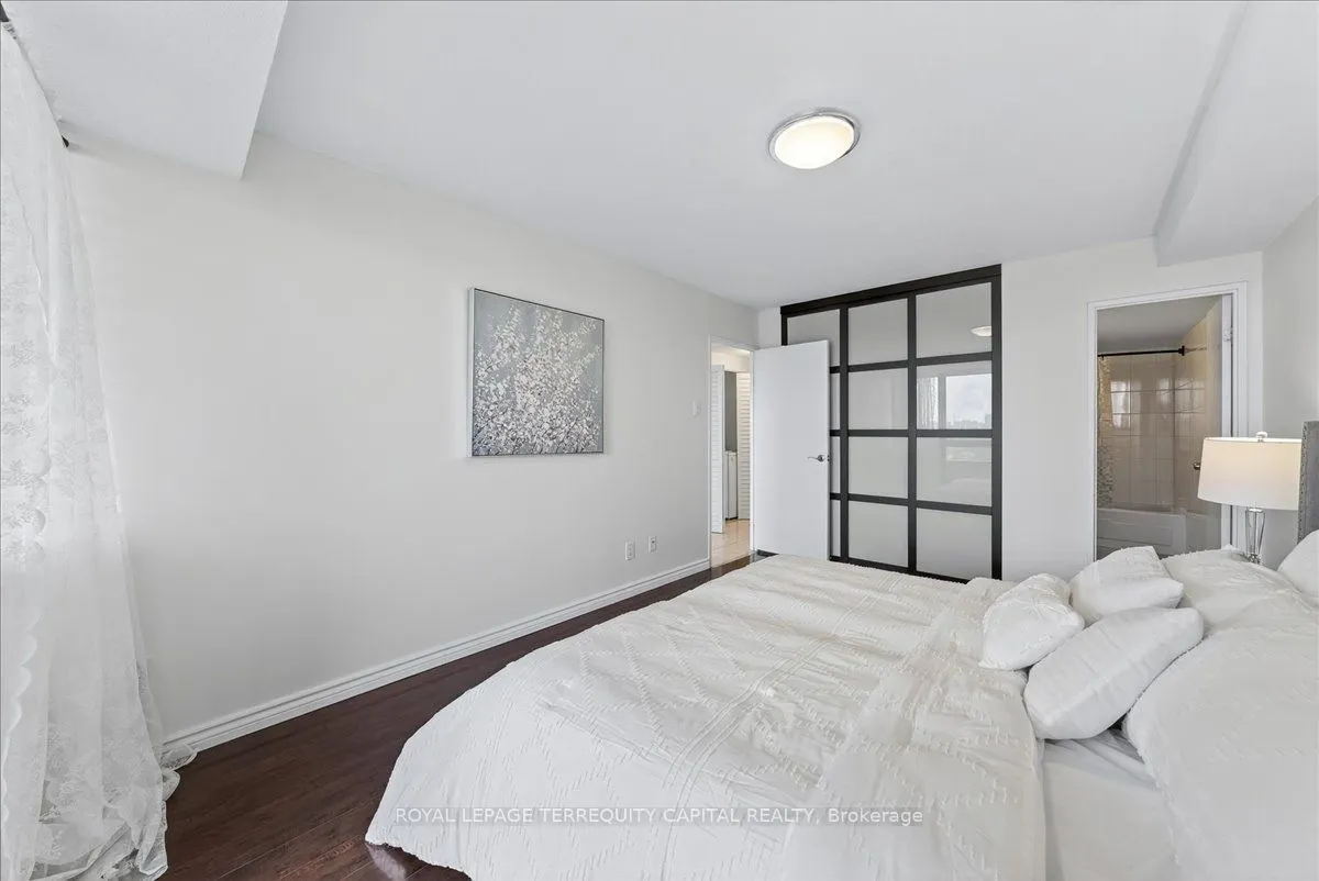 8111 Yonge Street, #909