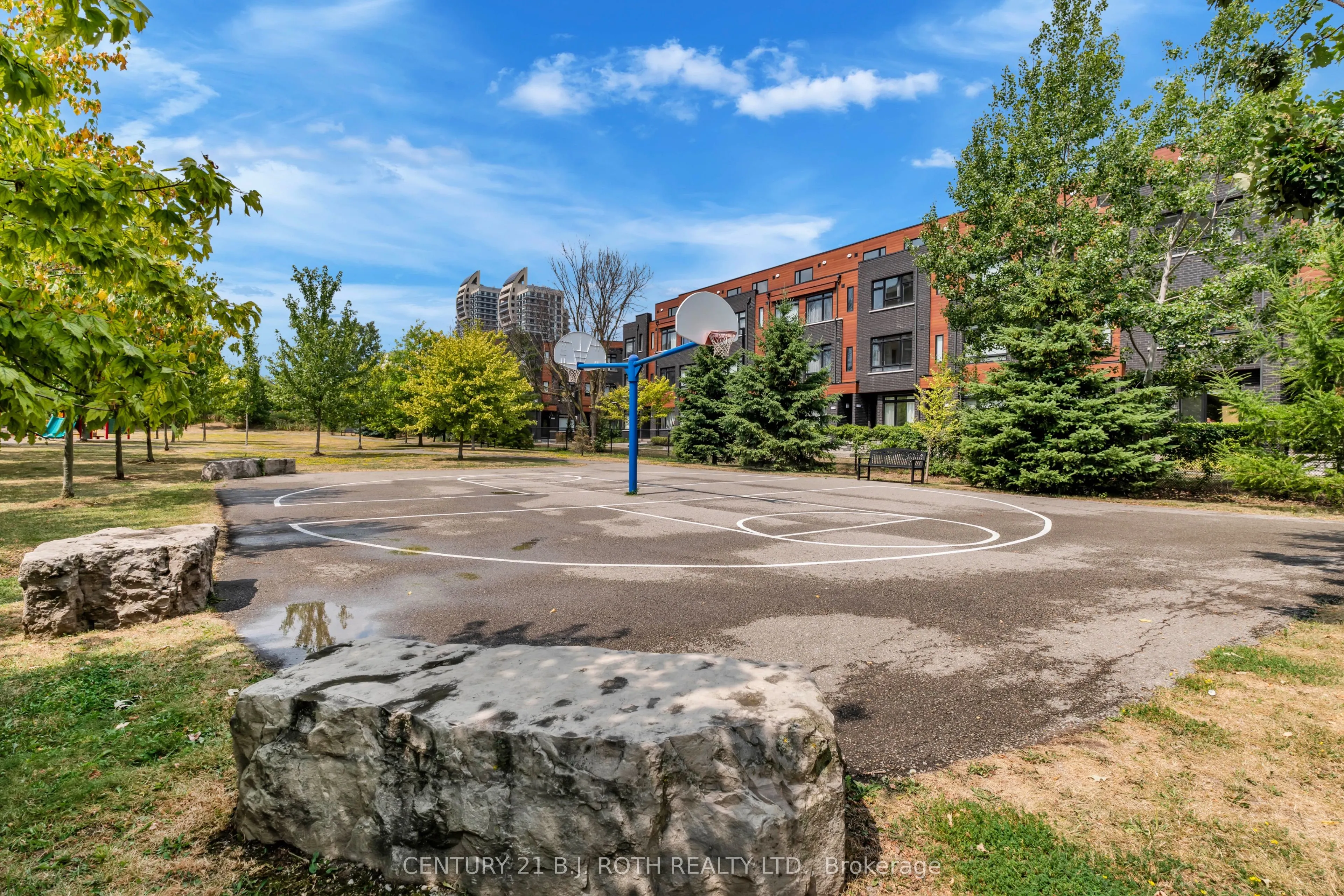 350 Red Maple Road, #1202