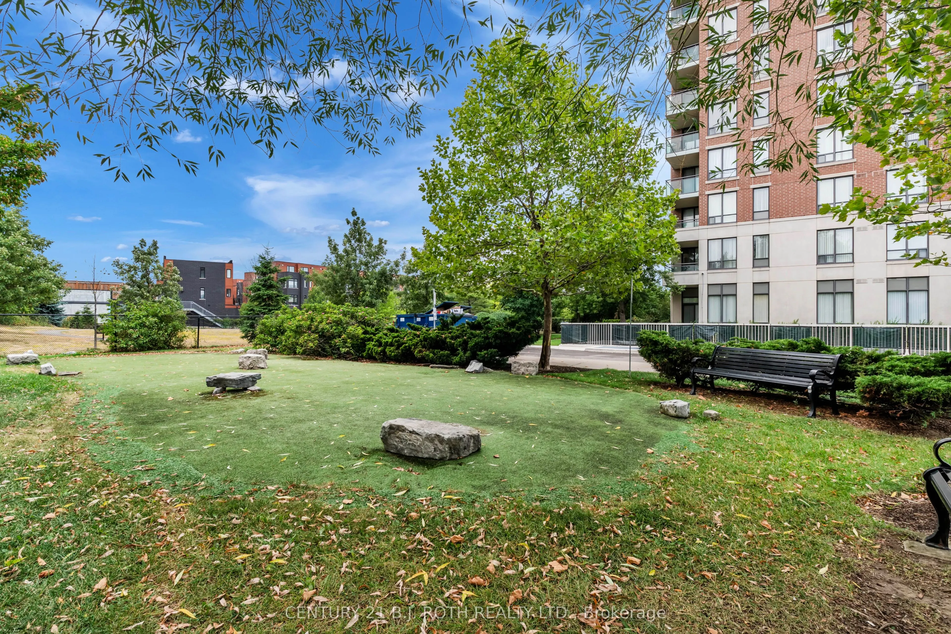 350 Red Maple Road, #1202