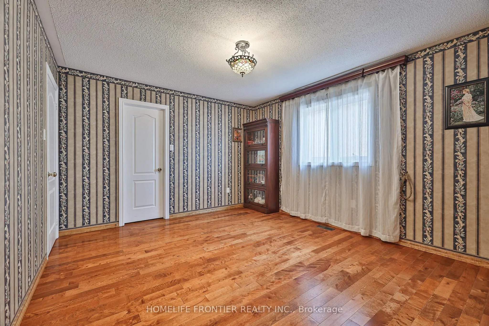 110 Red River Crescent
