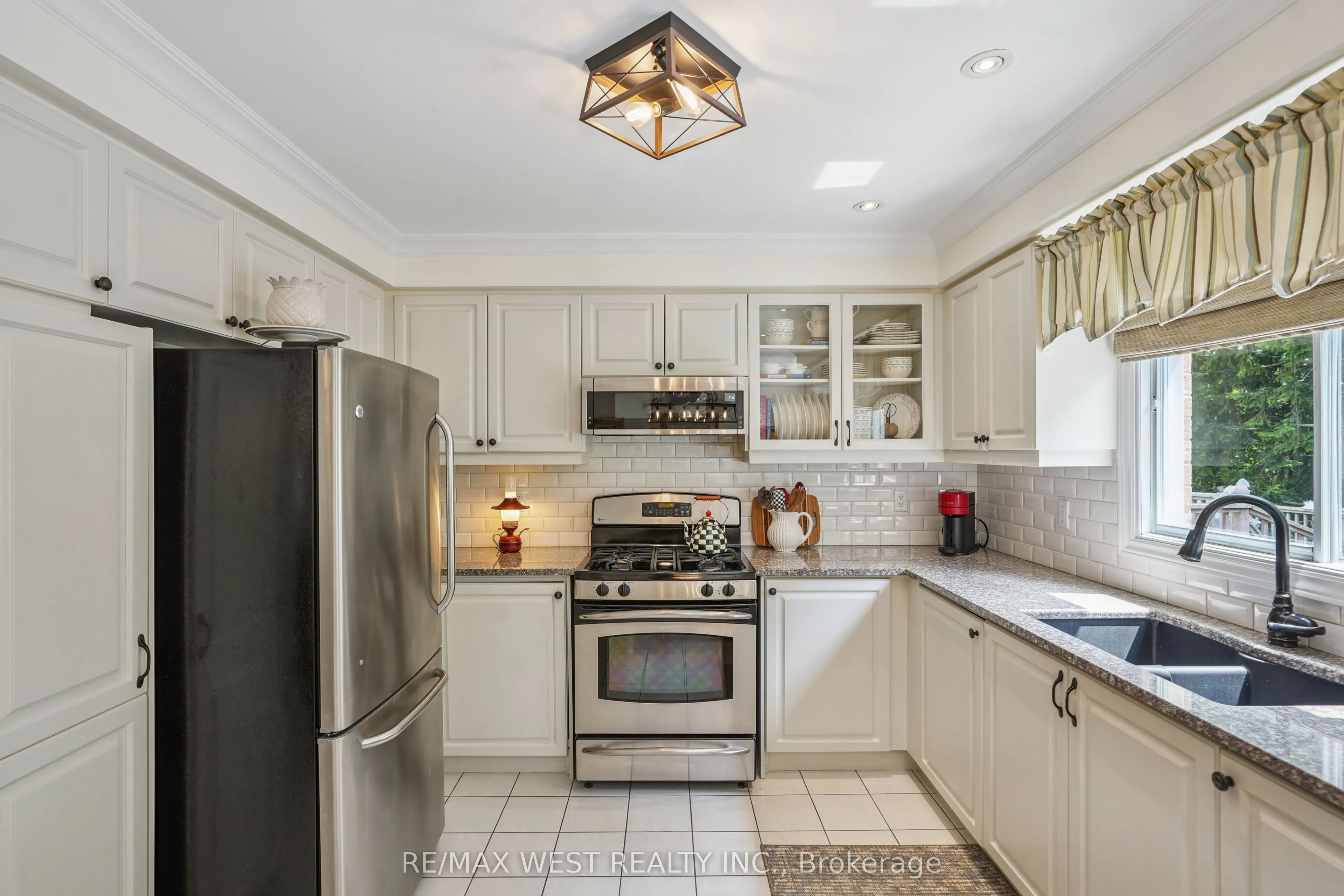 43 Summitcrest Drive