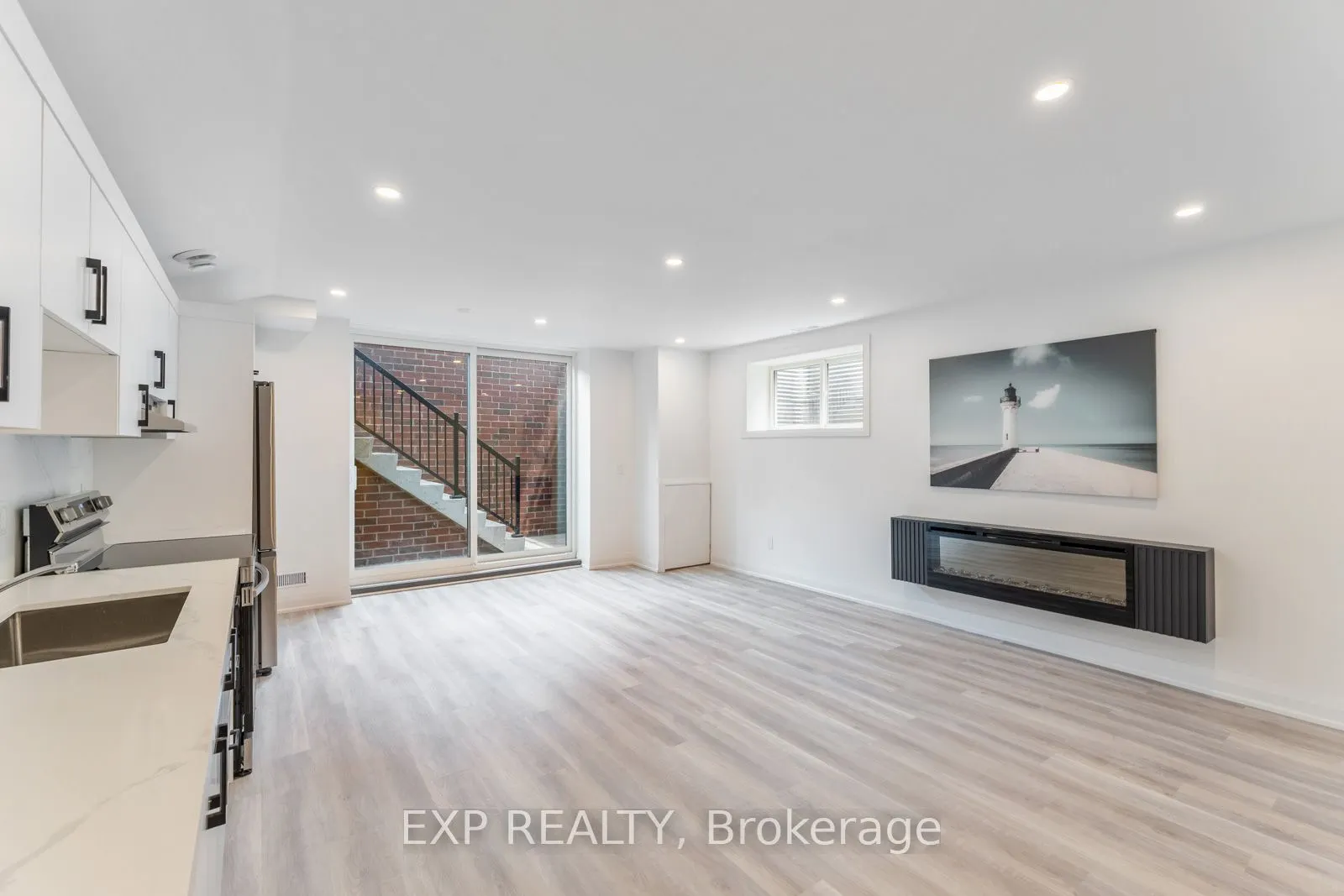 271 Main Street N