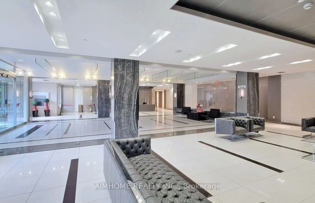 7167 Yonge Street, #903