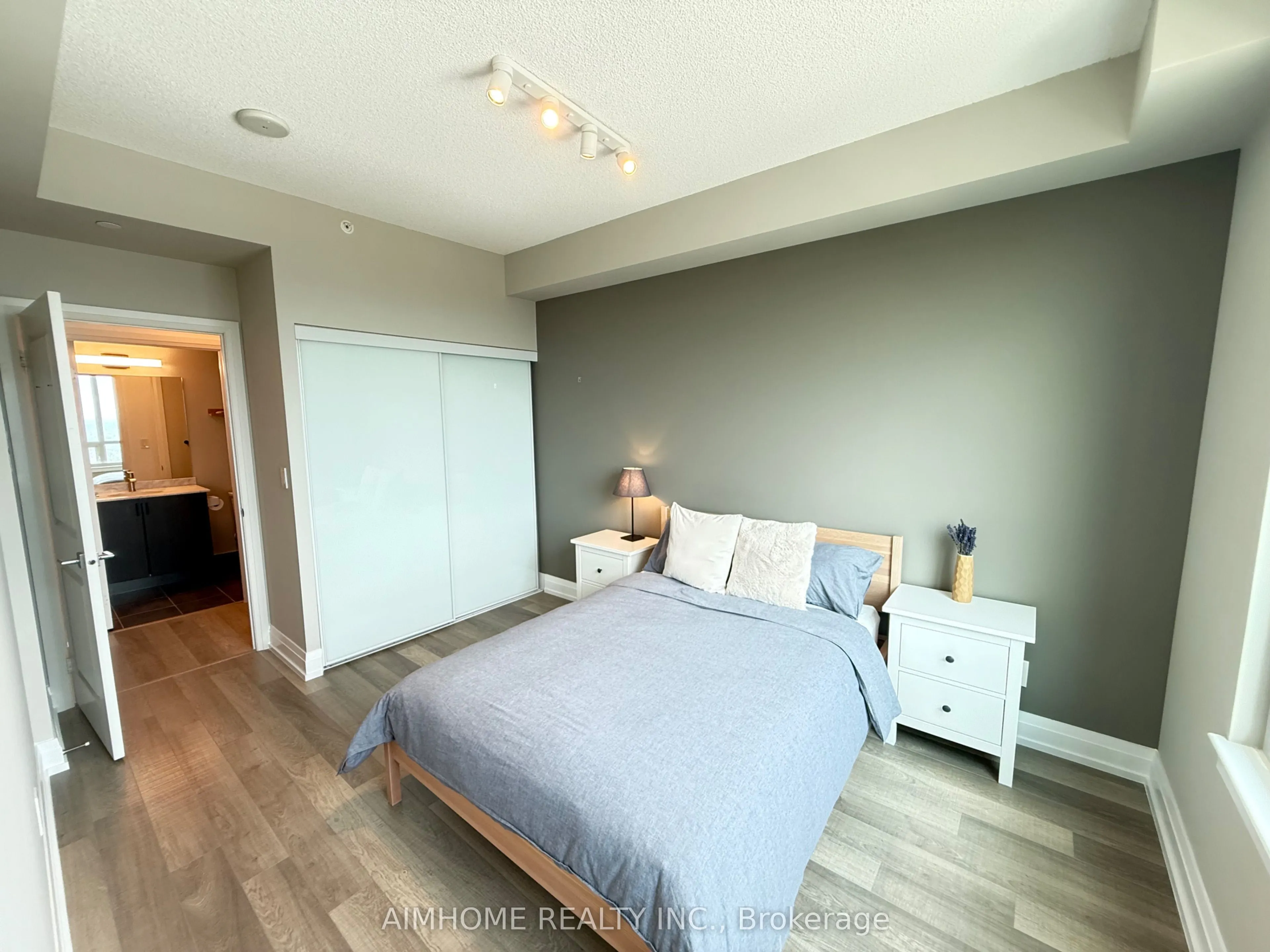 7167 Yonge Street, #903