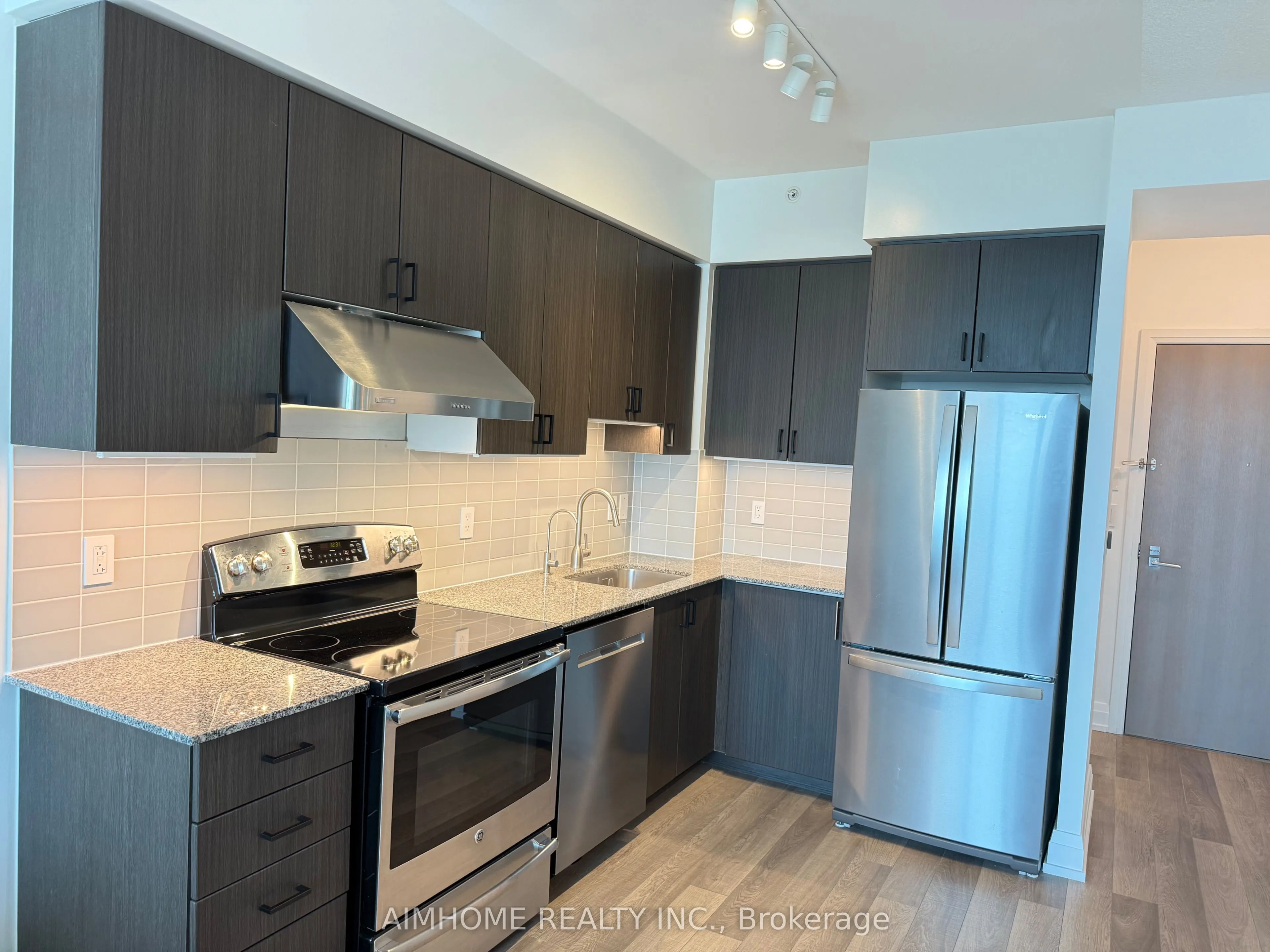 7167 Yonge Street, #903